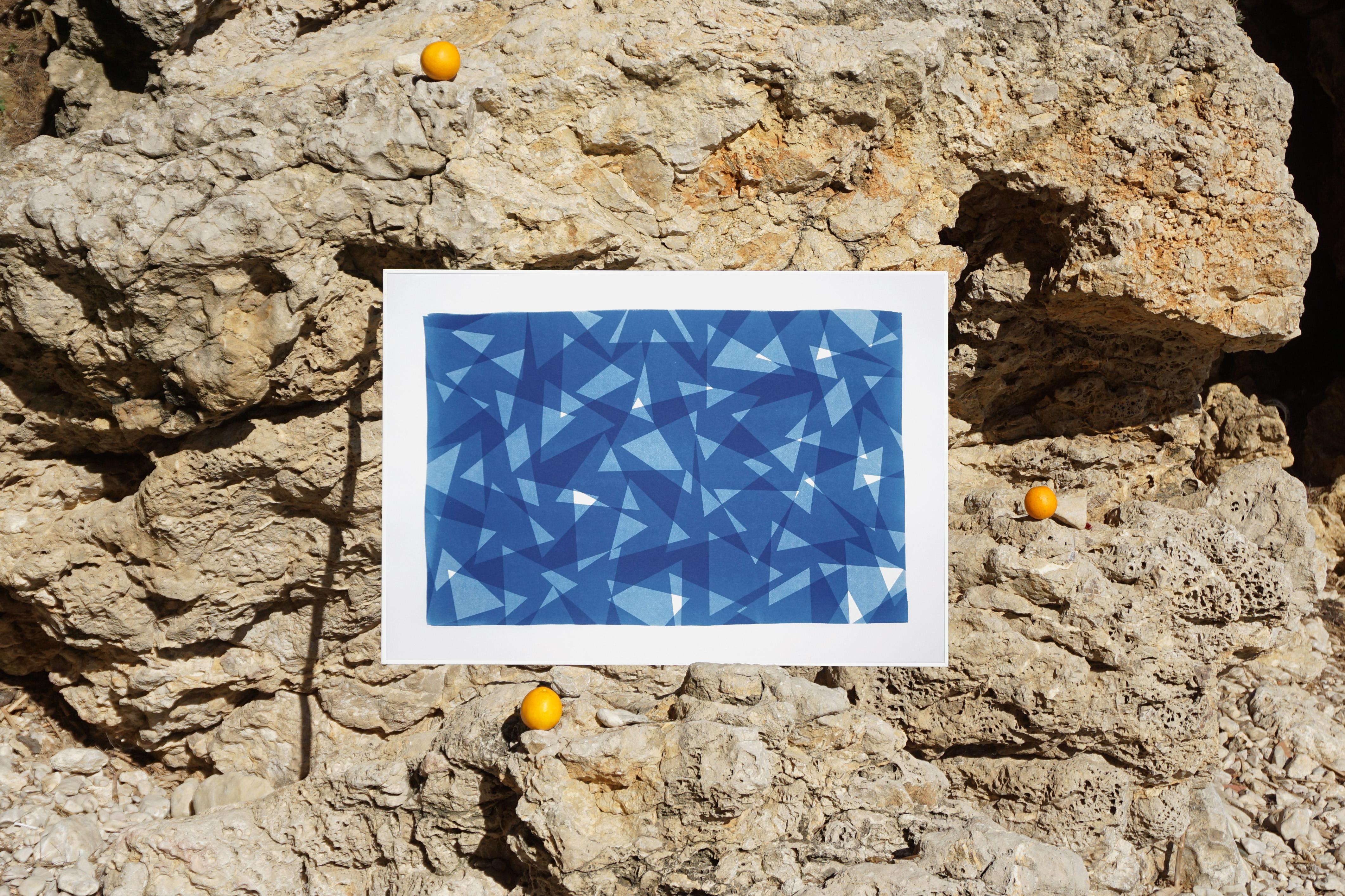 Impression à motif de triangles géométriques, cyanotype de papier à couches découpées dans les tons bleus en vente 1