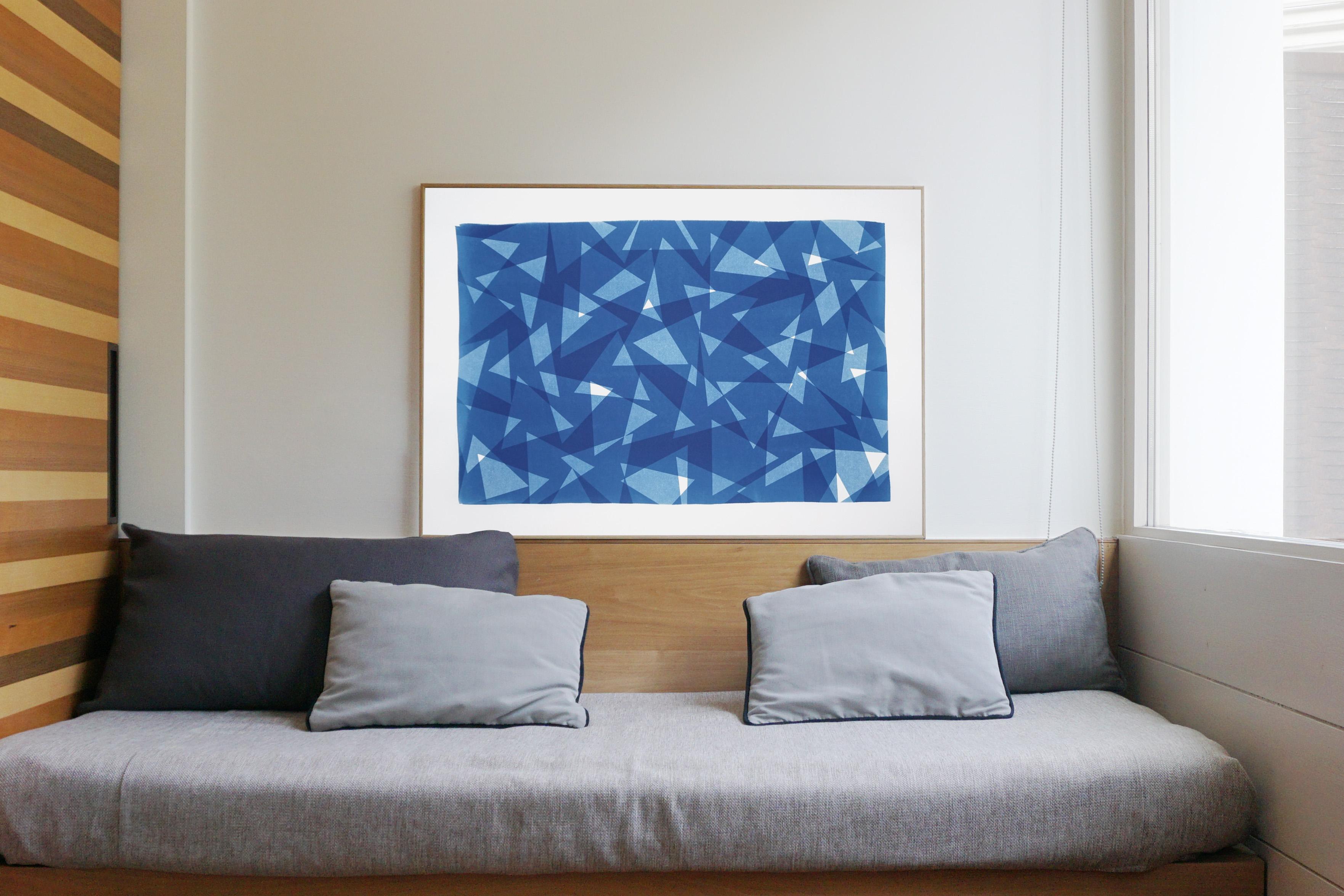 Impression à motif de triangles géométriques, cyanotype de papier à couches découpées dans les tons bleus en vente 2
