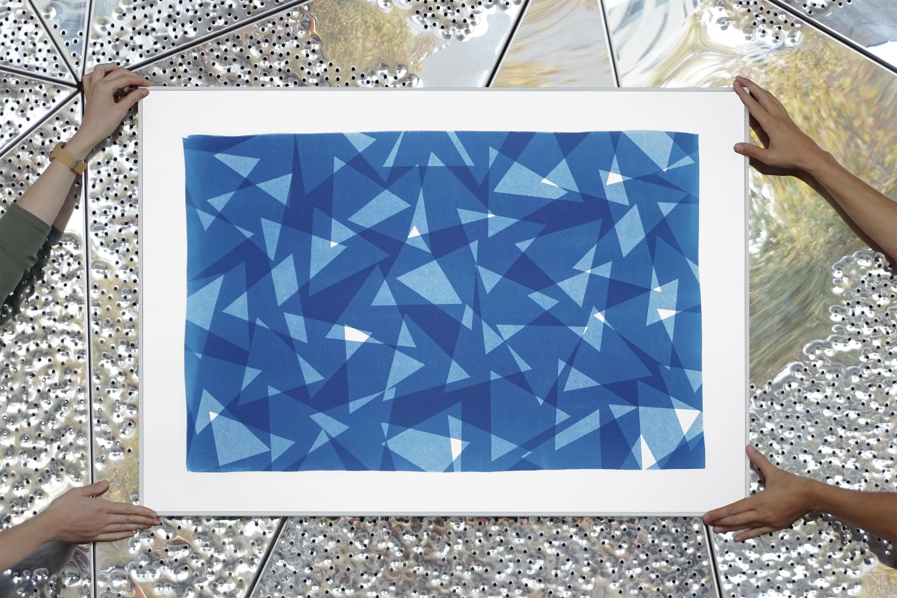 Impression à motif de triangles géométriques, cyanotype de papier à couches découpées dans les tons bleus en vente 3