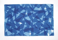 Modello geometrico a triangoli, ritaglio di carta cianotipica in blu, forme naif