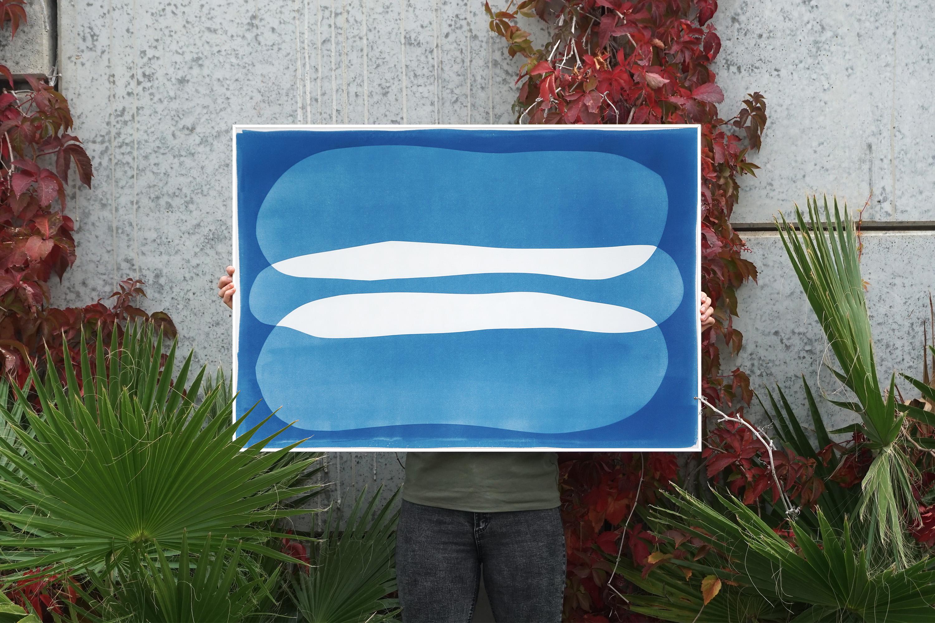 Grand Canyon River, organischer Minimalismus, sanfte blaue Cyanotypie, abstrakte Landschaft – Print von Kind of Cyan