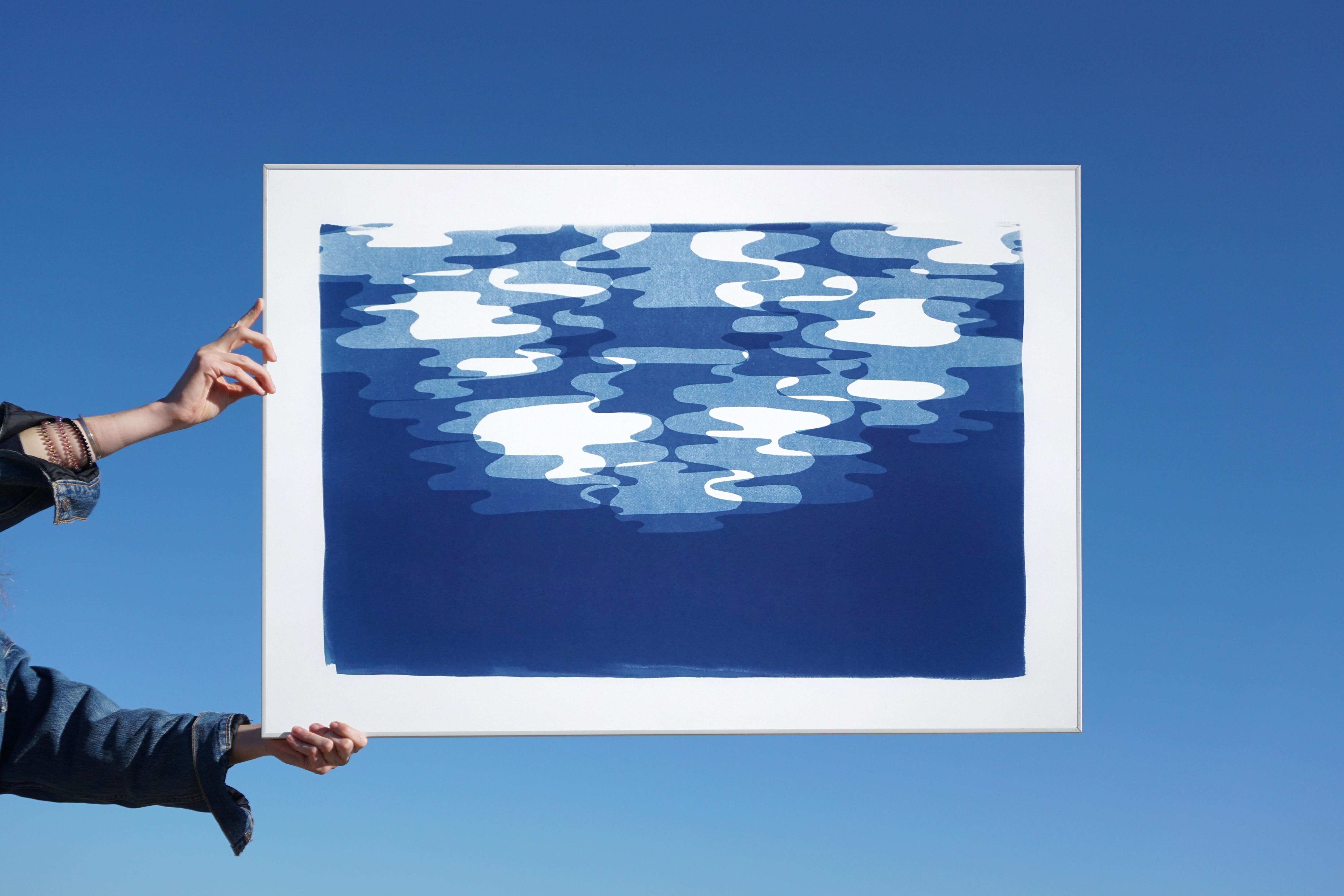 Monotype de découpes faites à la main, contours réfléchissants à la lumière de lune bleue et blanche, unique - Bleu Abstract Photograph par Kind of Cyan