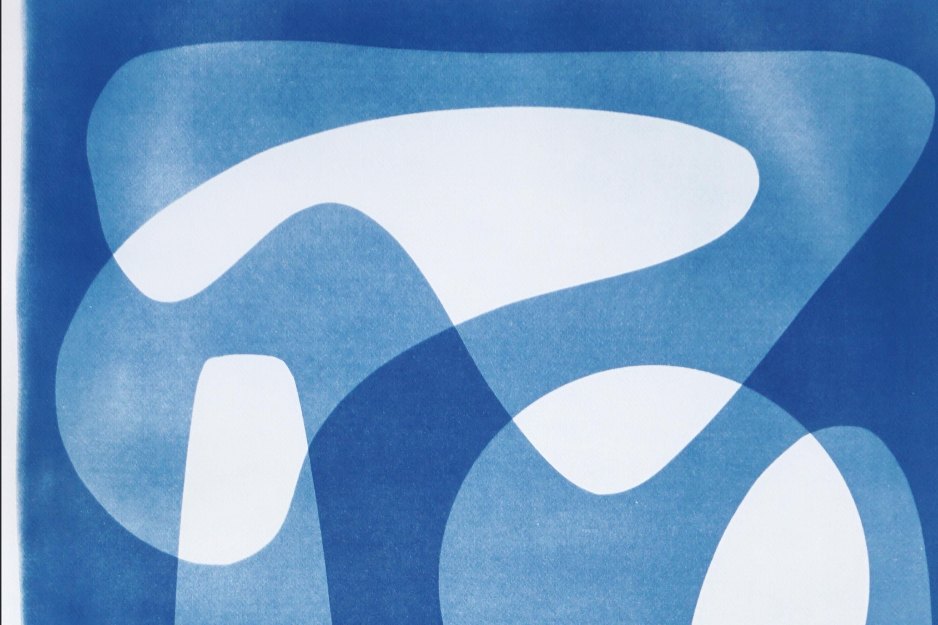 Handgefertigte Zyanotypie in Weiß und Blau, Mid-Century Modern Abstrakte Formen, Papier (Bauhaus), Photograph, von Kind of Cyan