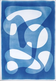 Cianotipia hecha a mano en blanco y azul, formas abstractas modernas de mediados de siglo, papel