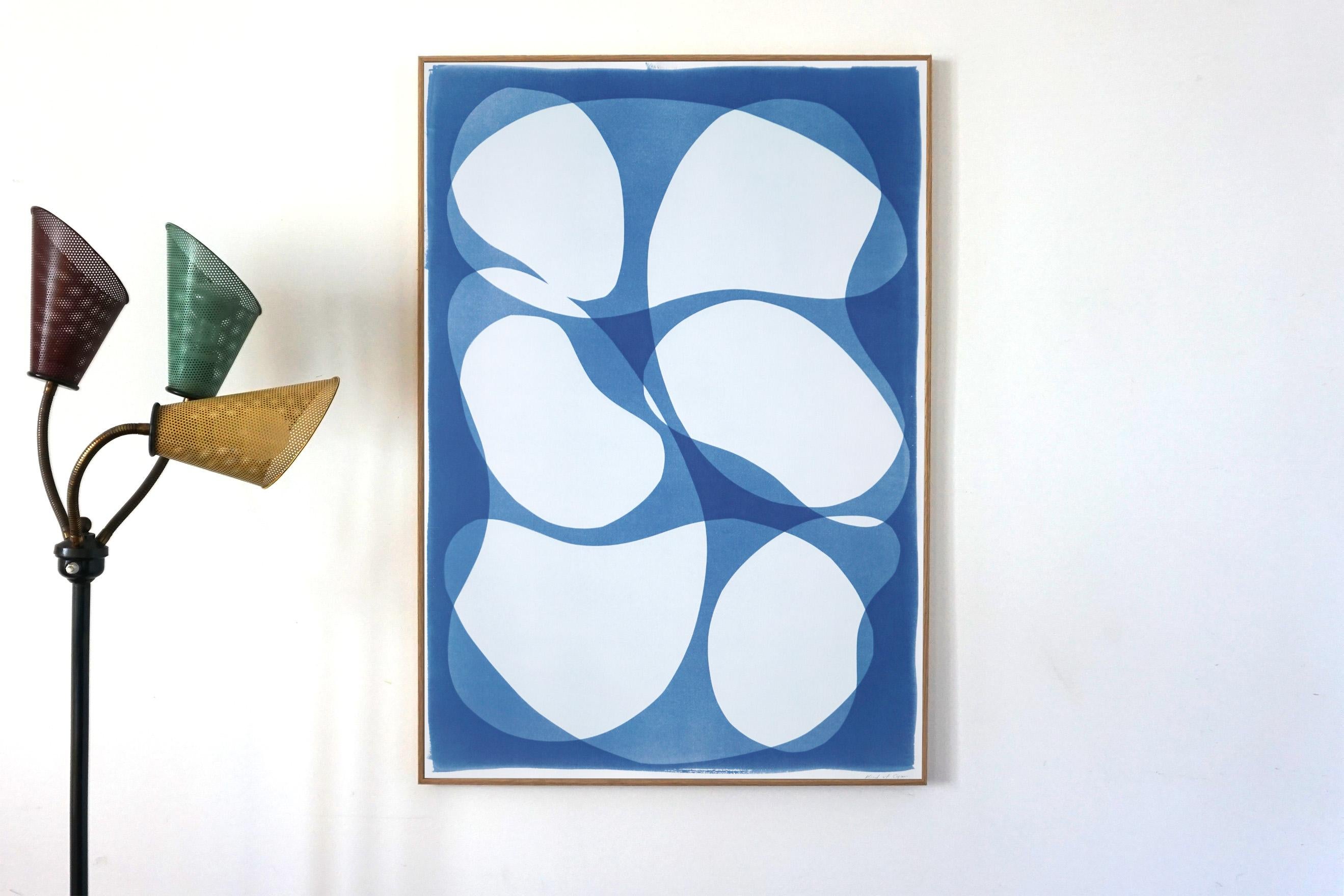Monotype fait à la main de type abstrait arrondi, formes et couches modernes, tons bleus - Print de Kind of Cyan