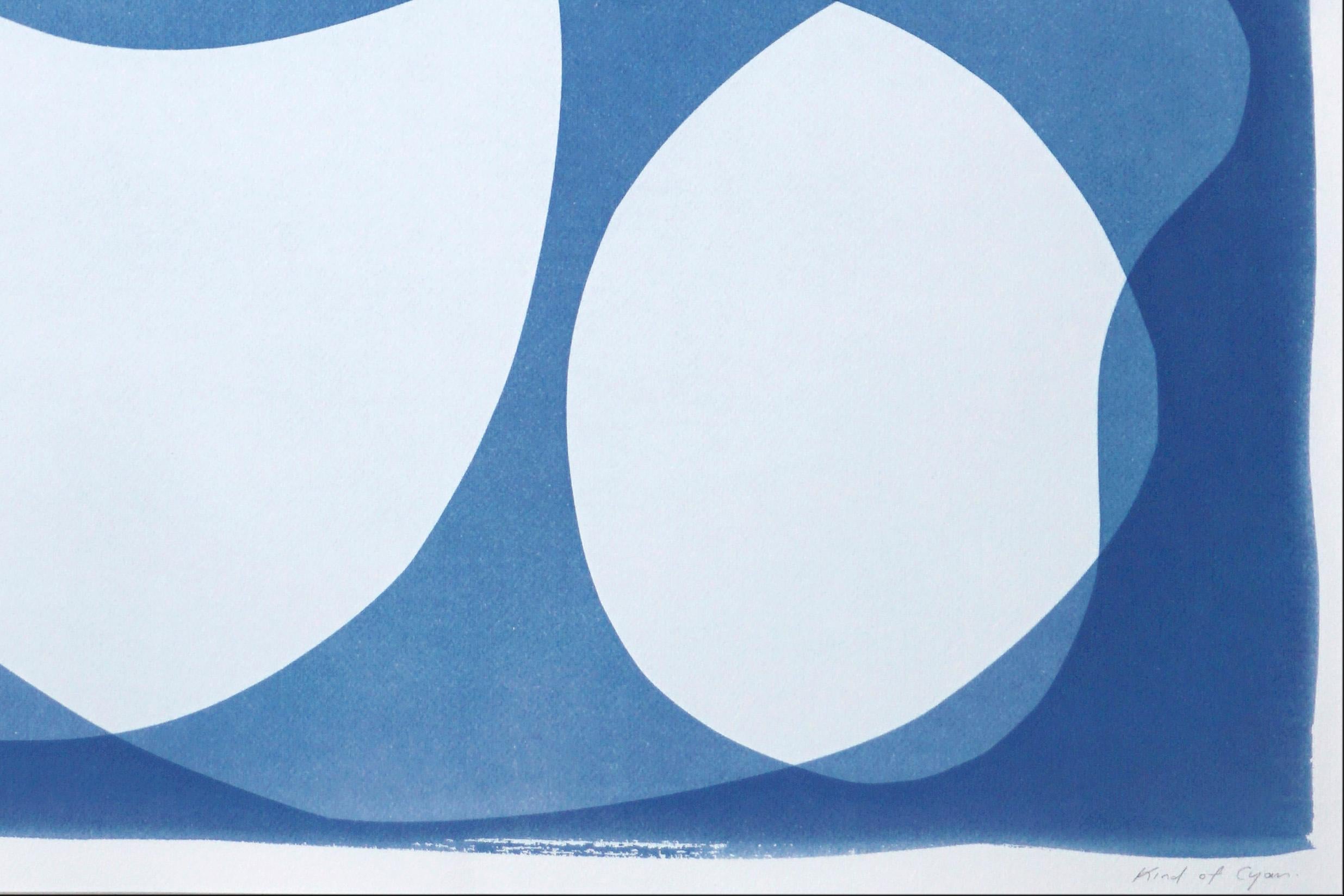 Handgefertigte Monotypie eines abstrakten, abgerundeten Typs, moderne Formen und Schichten, blaue Töne (Art déco), Print, von Kind of Cyan