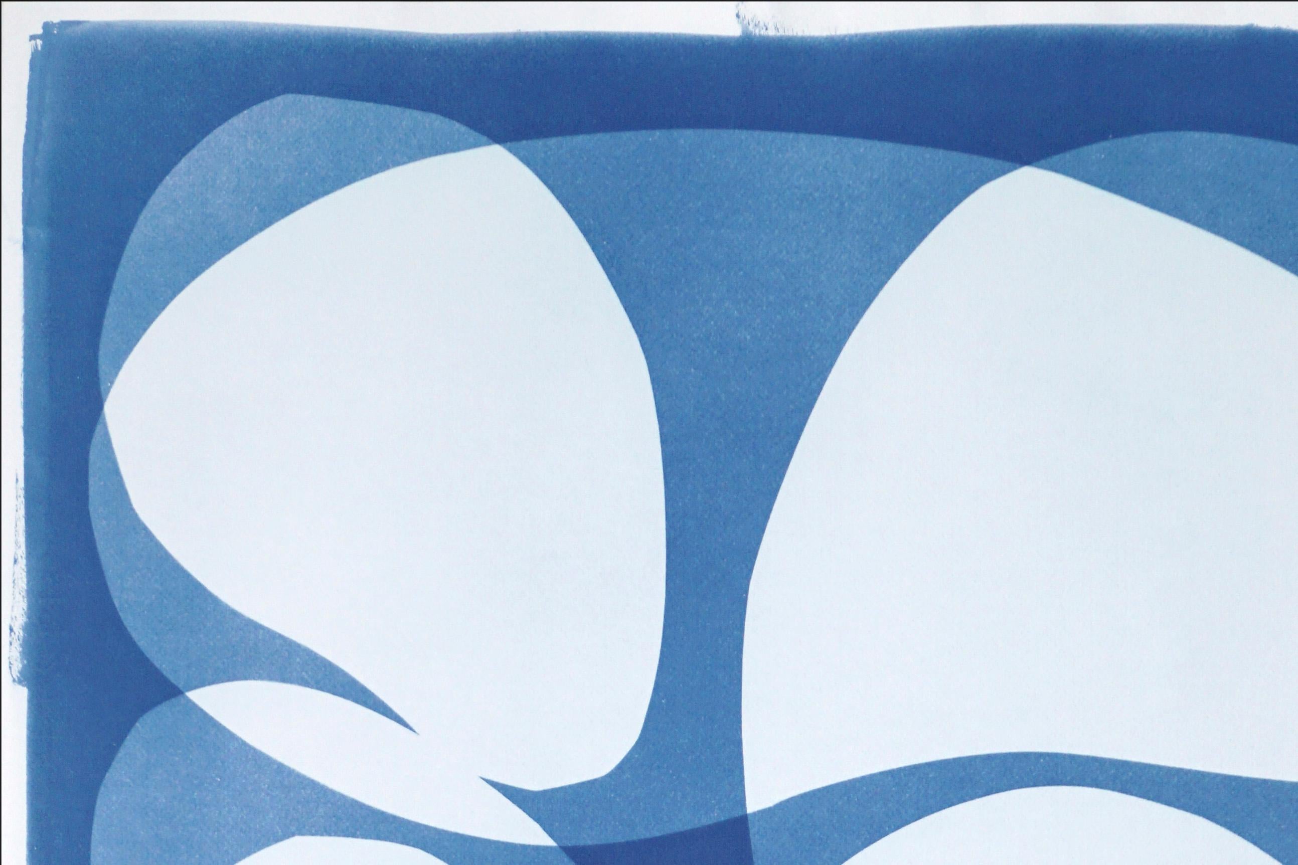 Il s'agit d'un cyanotype unique exclusif, imprimé à la main, qui s'inspire des formes modernes du milieu du siècle dernier.
Il a été réalisé en superposant des papiers découpés et différentes expositions à la lumière UV. 

Détails :
+ Titre : Résumé