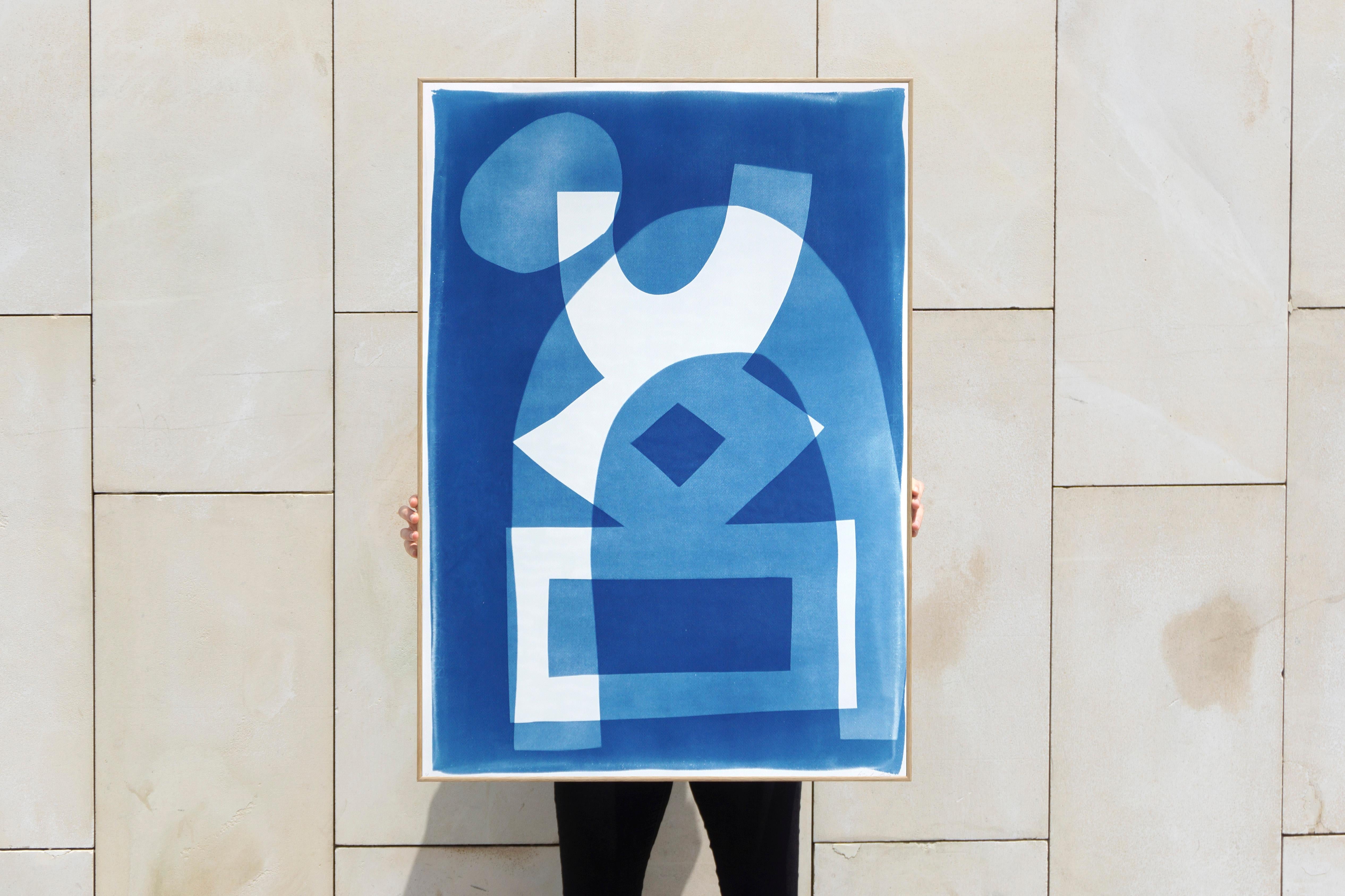 Haus auf einem Hügel, brutalistische Architektur, Monotypie Zyanotyp auf Papier, Blaue Töne – Print von Kind of Cyan