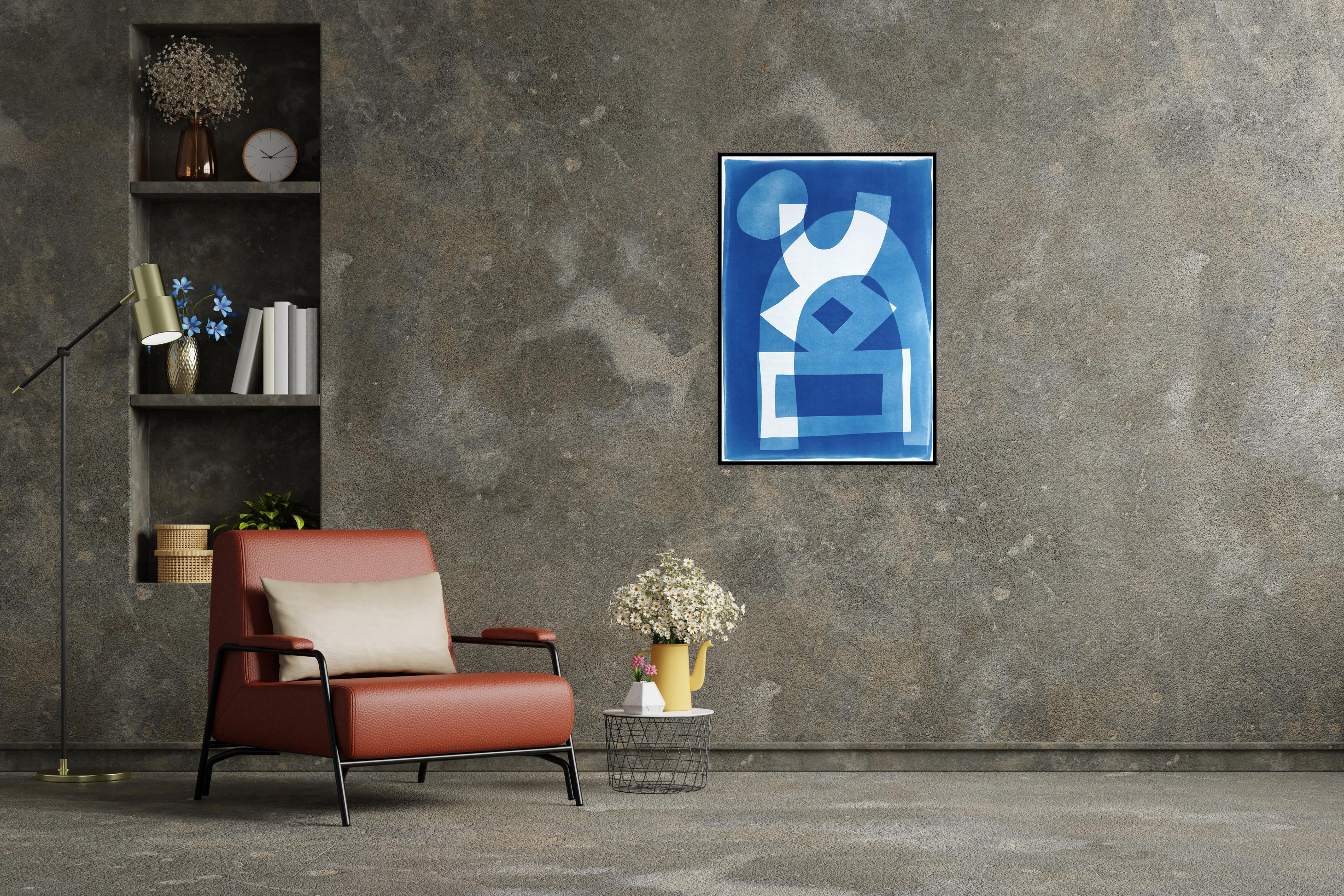 Haus auf einem Hügel, brutalistische Architektur, Monotypie Zyanotyp auf Papier, Blaue Töne (Analytischer Kubismus), Print, von Kind of Cyan