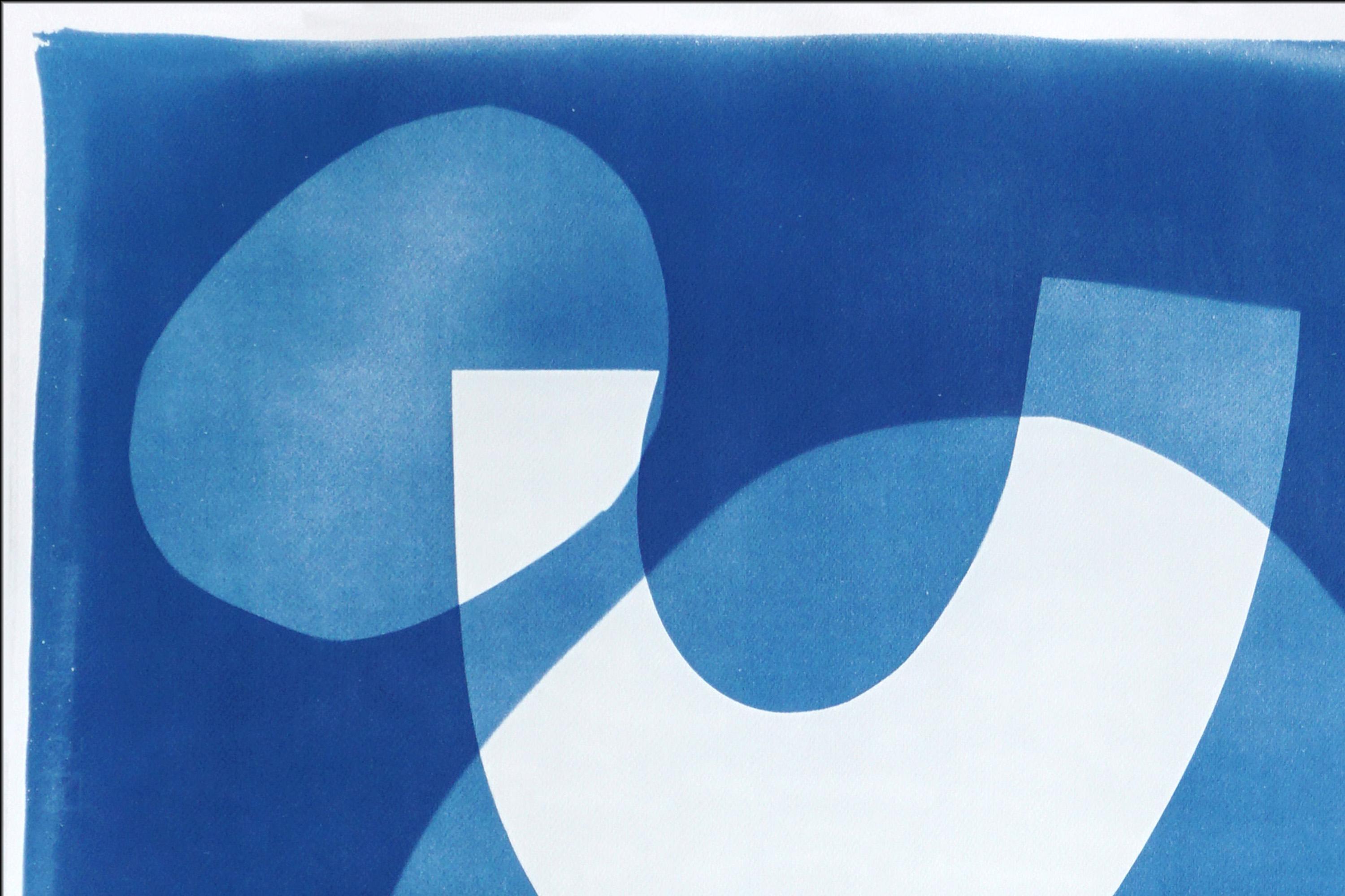 Haus auf einem Hügel, brutalistische Architektur, Monotypie Zyanotyp auf Papier, Blaue Töne im Angebot 3