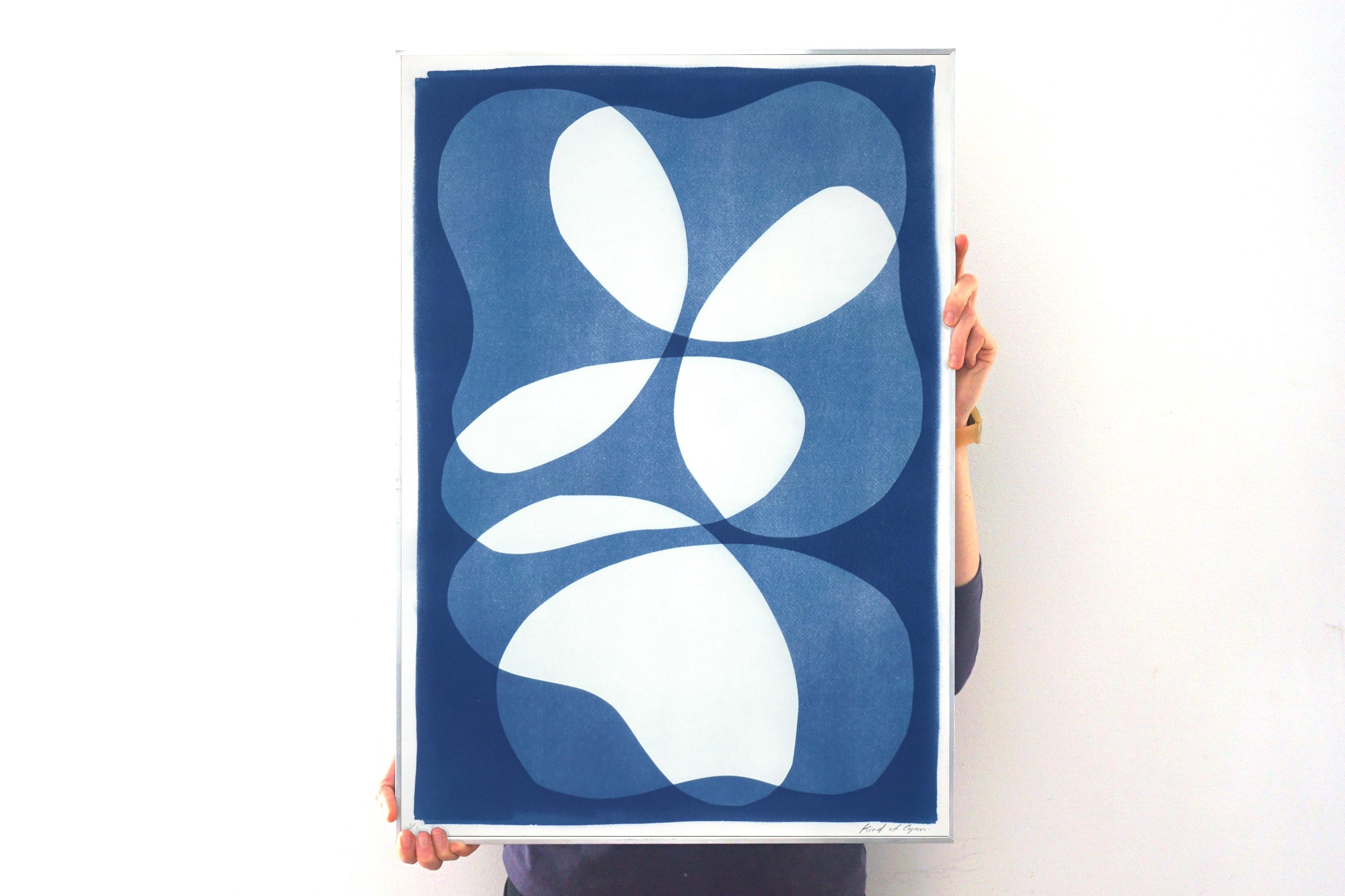 Layered Kidneys Beans, Weiß und Blau, Abstrakte minimalistische Formen, Zyanotyp, 2022 – Print von Kind of Cyan