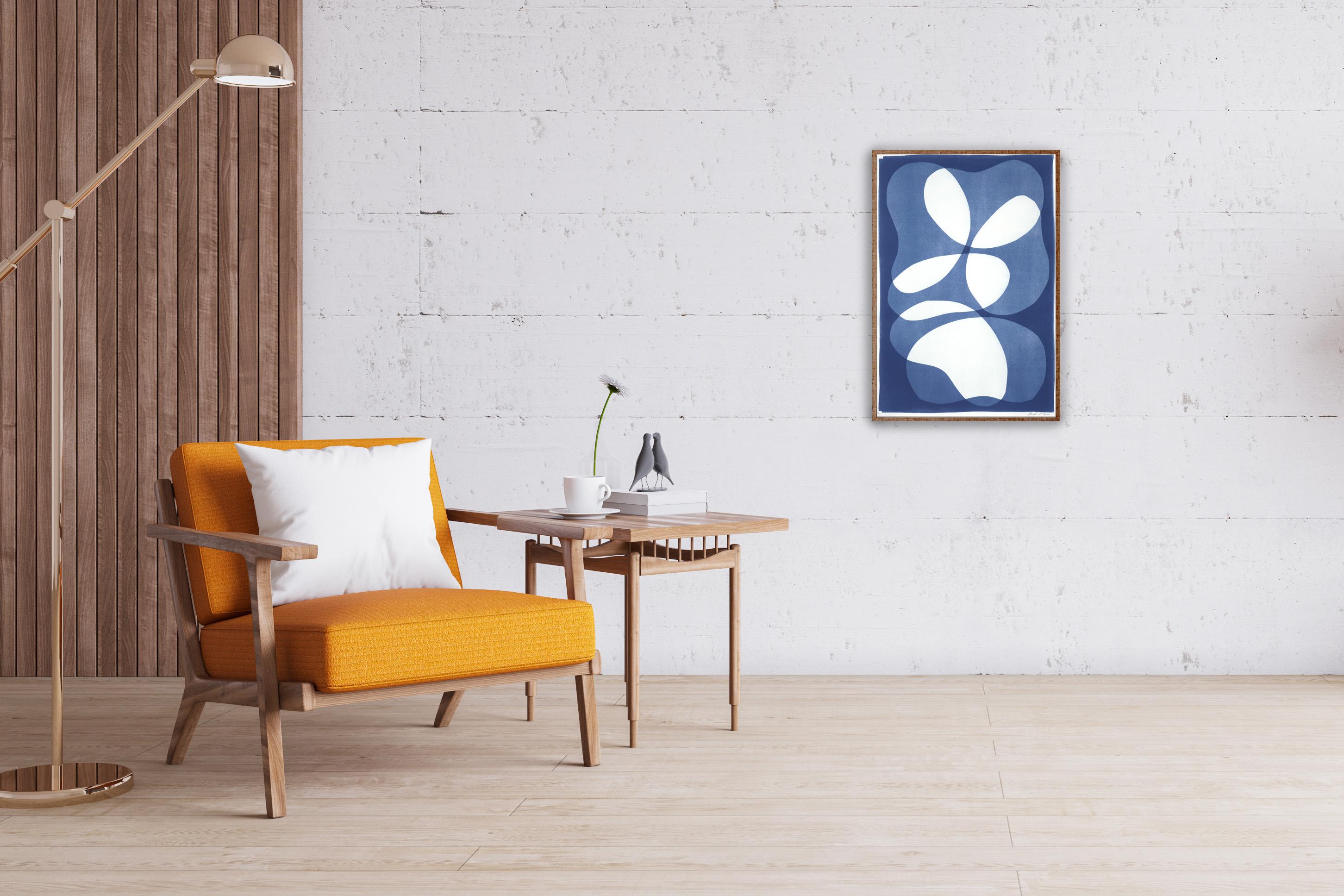 Beans en couches, blancs et bleus, formes minimalistes abstraites, 2022 - Minimaliste Print par Kind of Cyan