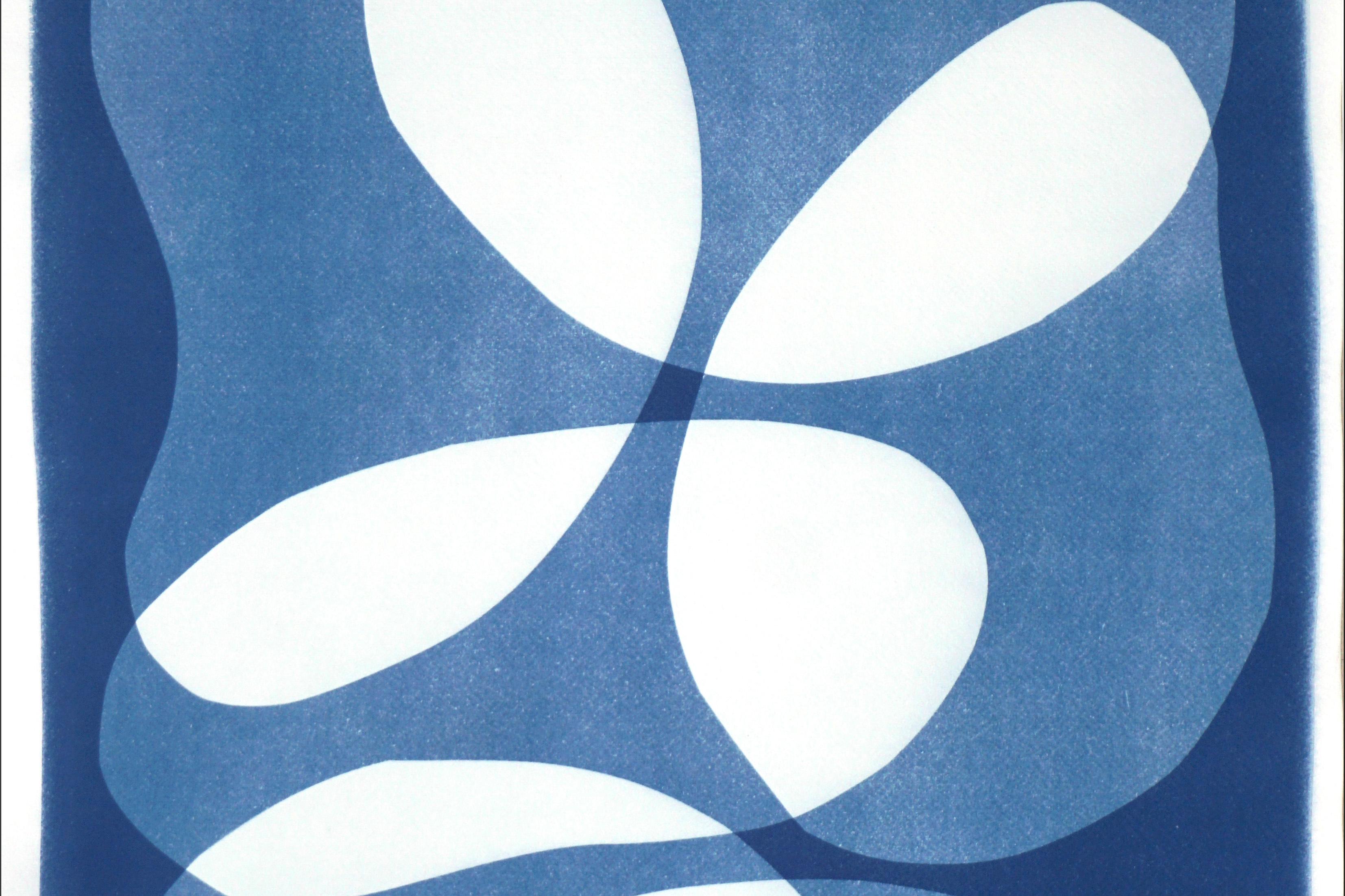 Beans en couches, blancs et bleus, formes minimalistes abstraites, 2022 - Bleu Abstract Print par Kind of Cyan
