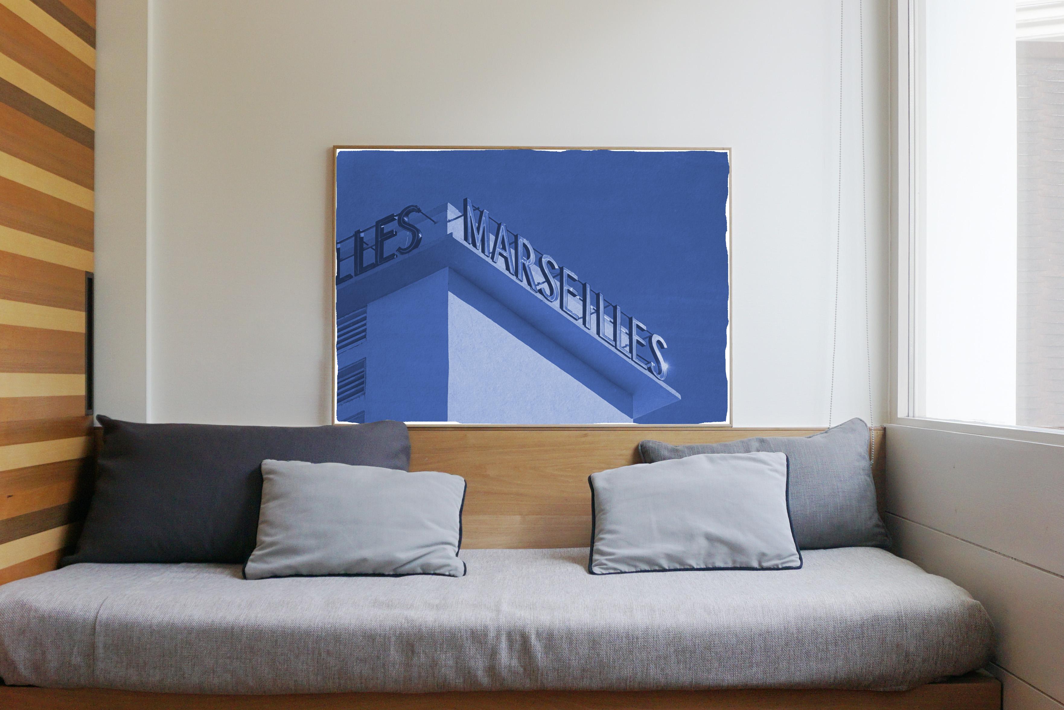 Tipografía de letras de edificios de Miami, Les Marseilles, Plano hecho a mano 2021 - Interior Print Azul de Kind of Cyan