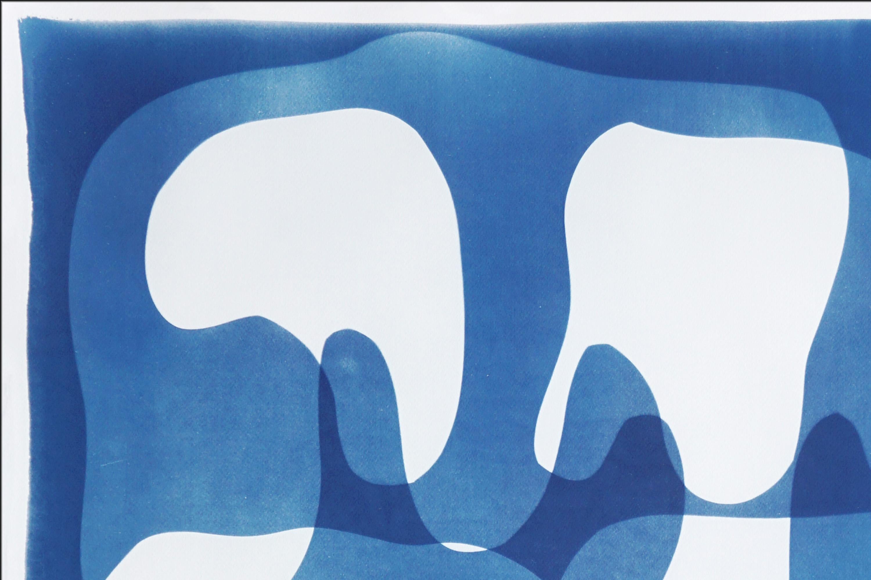 Curvas que se funden, tonos azules Cianotipo monotipo sobre papel, pieza abstracta única - Abstract Print Azul de Kind of Cyan