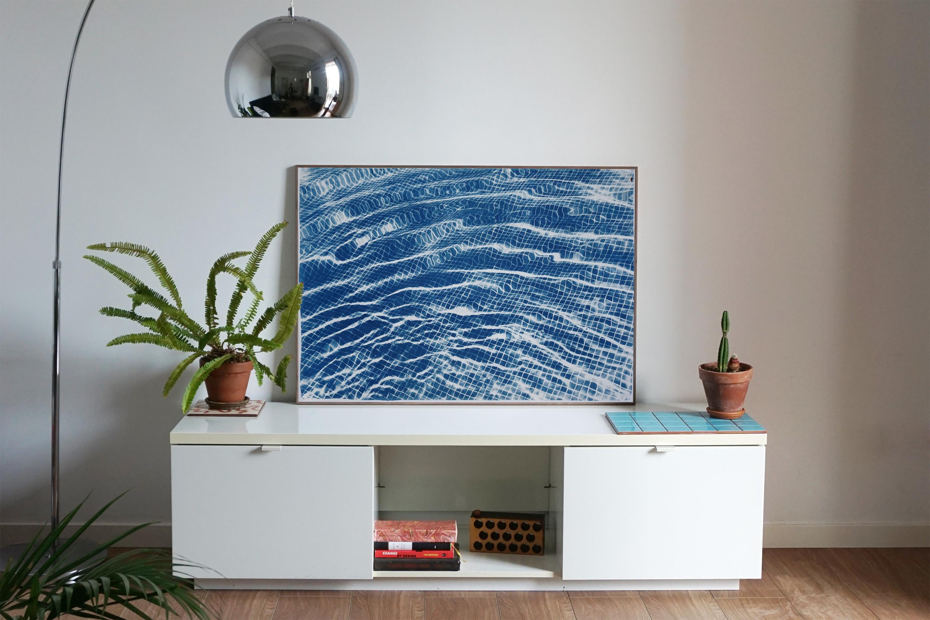 Miami Art déco-Pool, blaue Cyanotypie auf Papier, abstrakte Formen, Wasserreflexionen in abstrakten Formen (Blau), Abstract Print, von Kind of Cyan