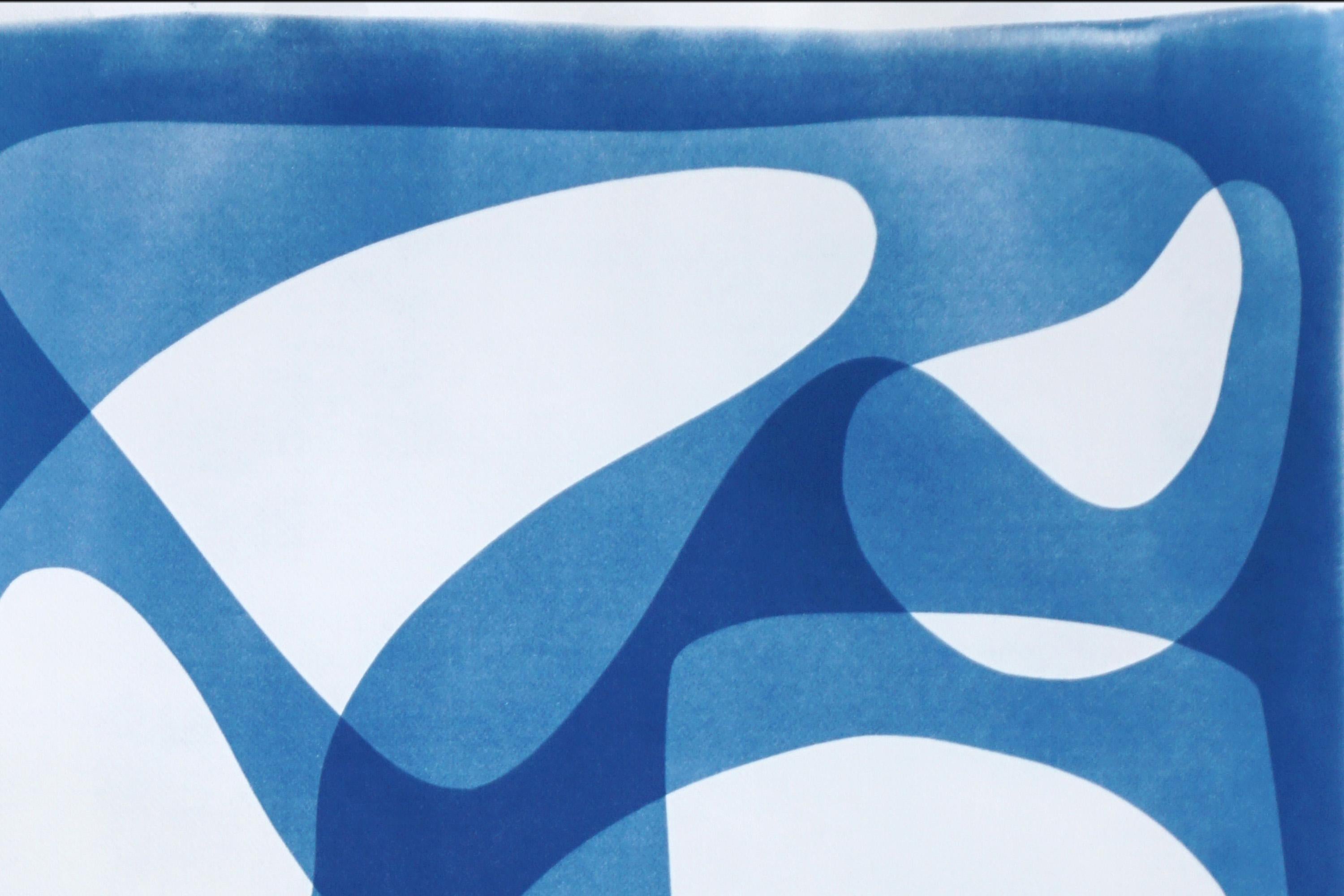 Formes modernes du milieu du siècle dernier en blanc et bleu, cyanotype fait à la main, monotype unique - Moderne Print par Kind of Cyan