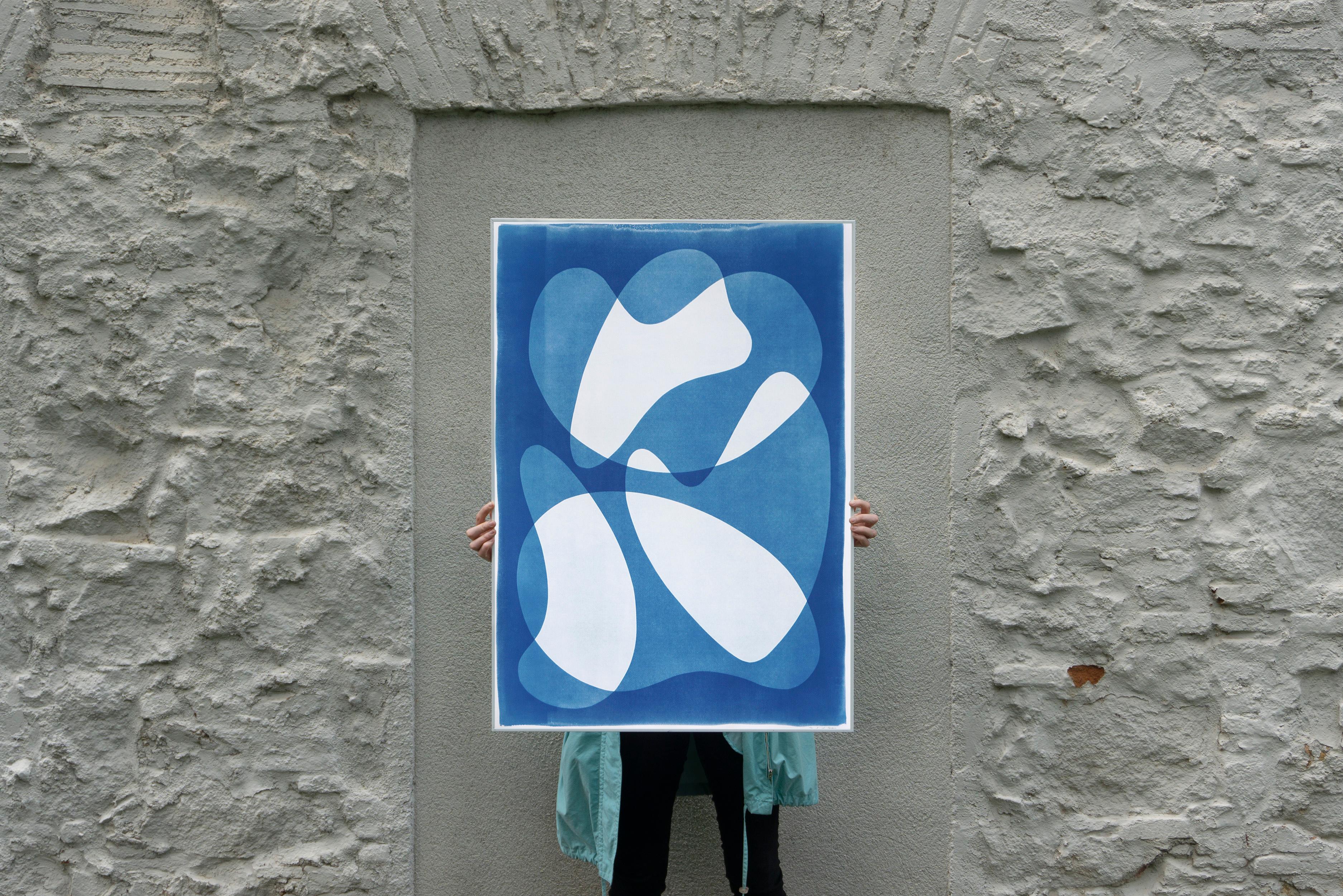 Moderne Formen aus der Mitte des Jahrhunderts, weiße und blaue handgefertigte Cyanotypie, Aquarellpapier – Print von Kind of Cyan