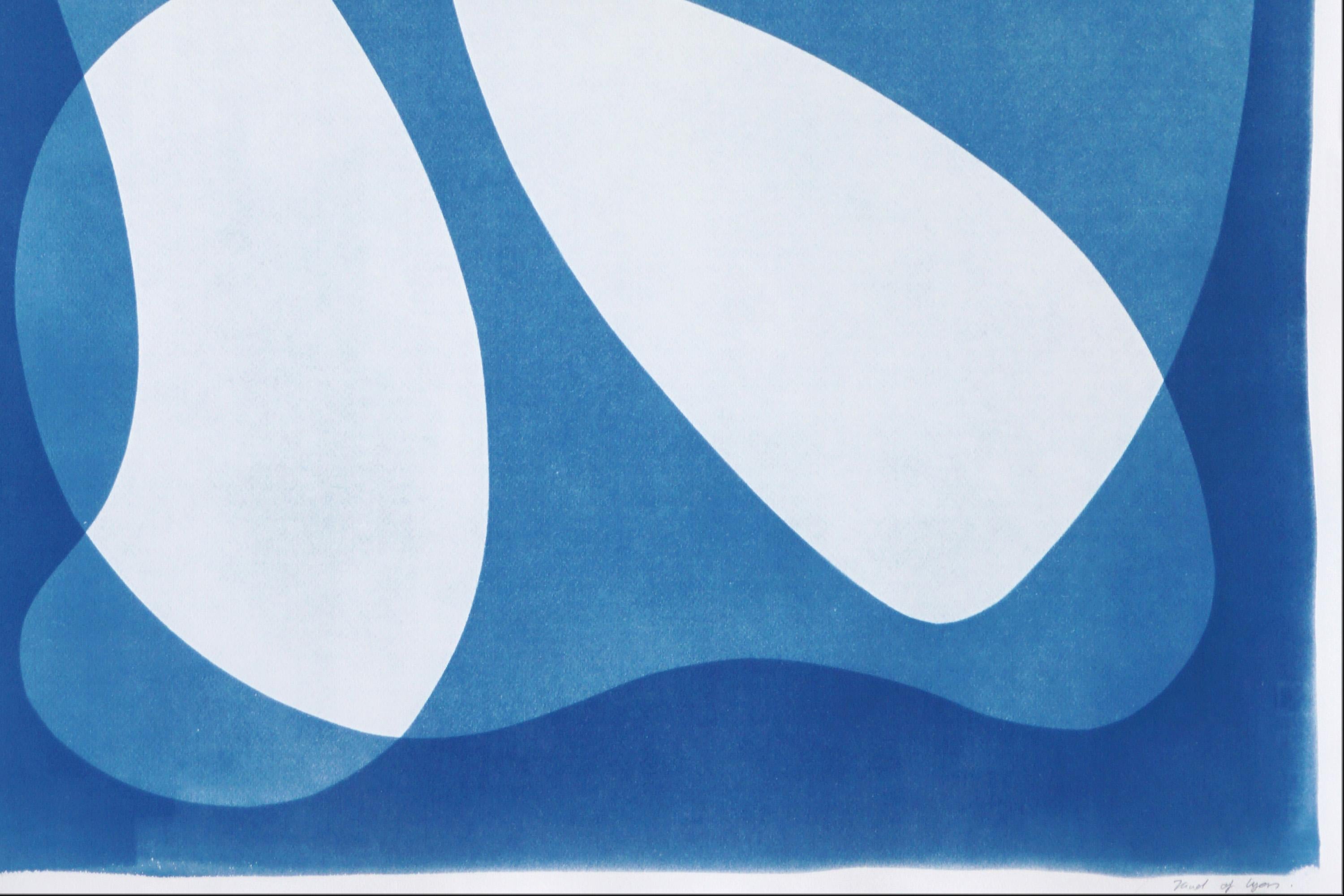 Moderne Formen aus der Mitte des Jahrhunderts, weiße und blaue handgefertigte Cyanotypie, Aquarellpapier (Postmoderne), Print, von Kind of Cyan