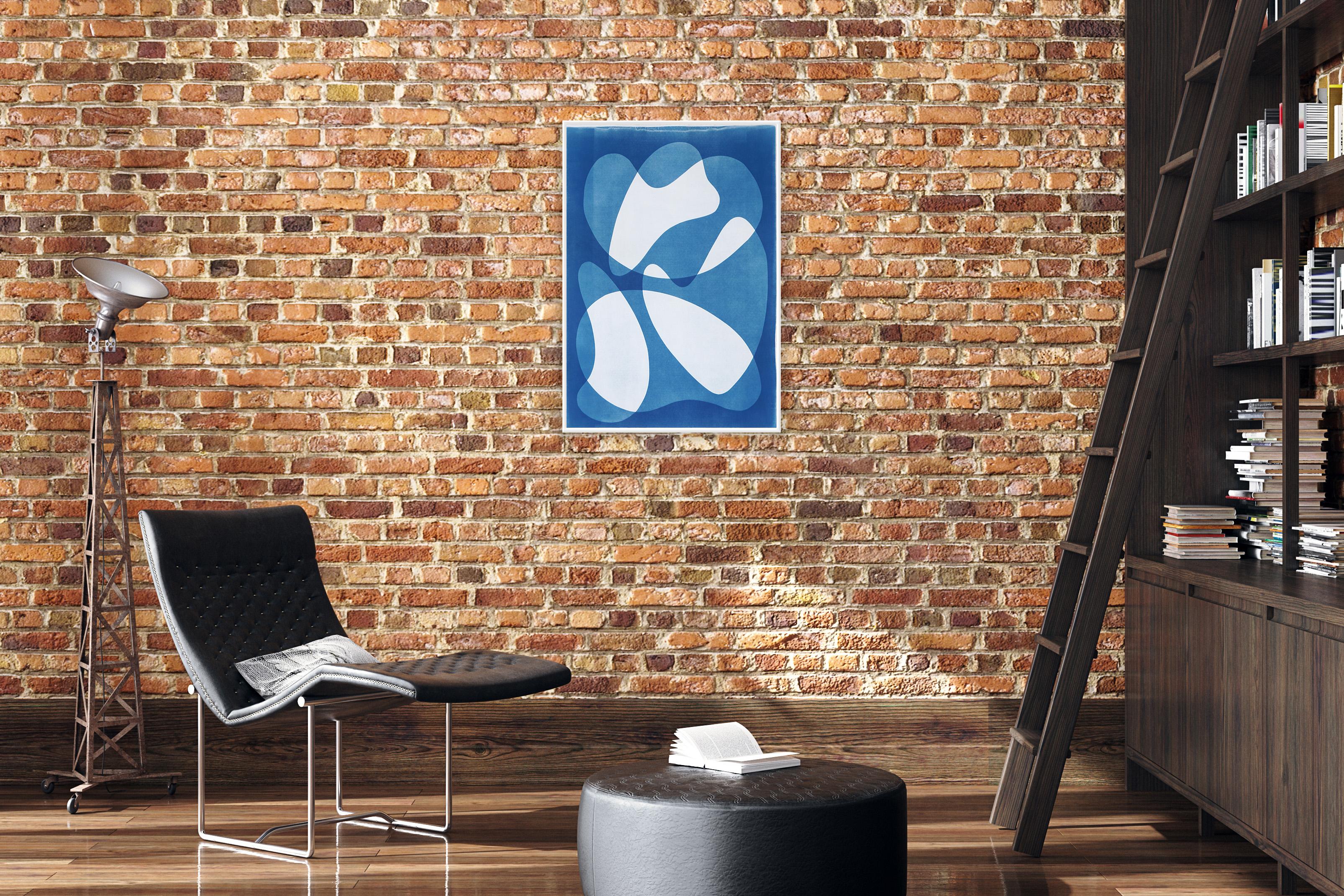 Moderne Formen aus der Mitte des Jahrhunderts, weiße und blaue handgefertigte Cyanotypie, Aquarellpapier (Blau), Abstract Print, von Kind of Cyan