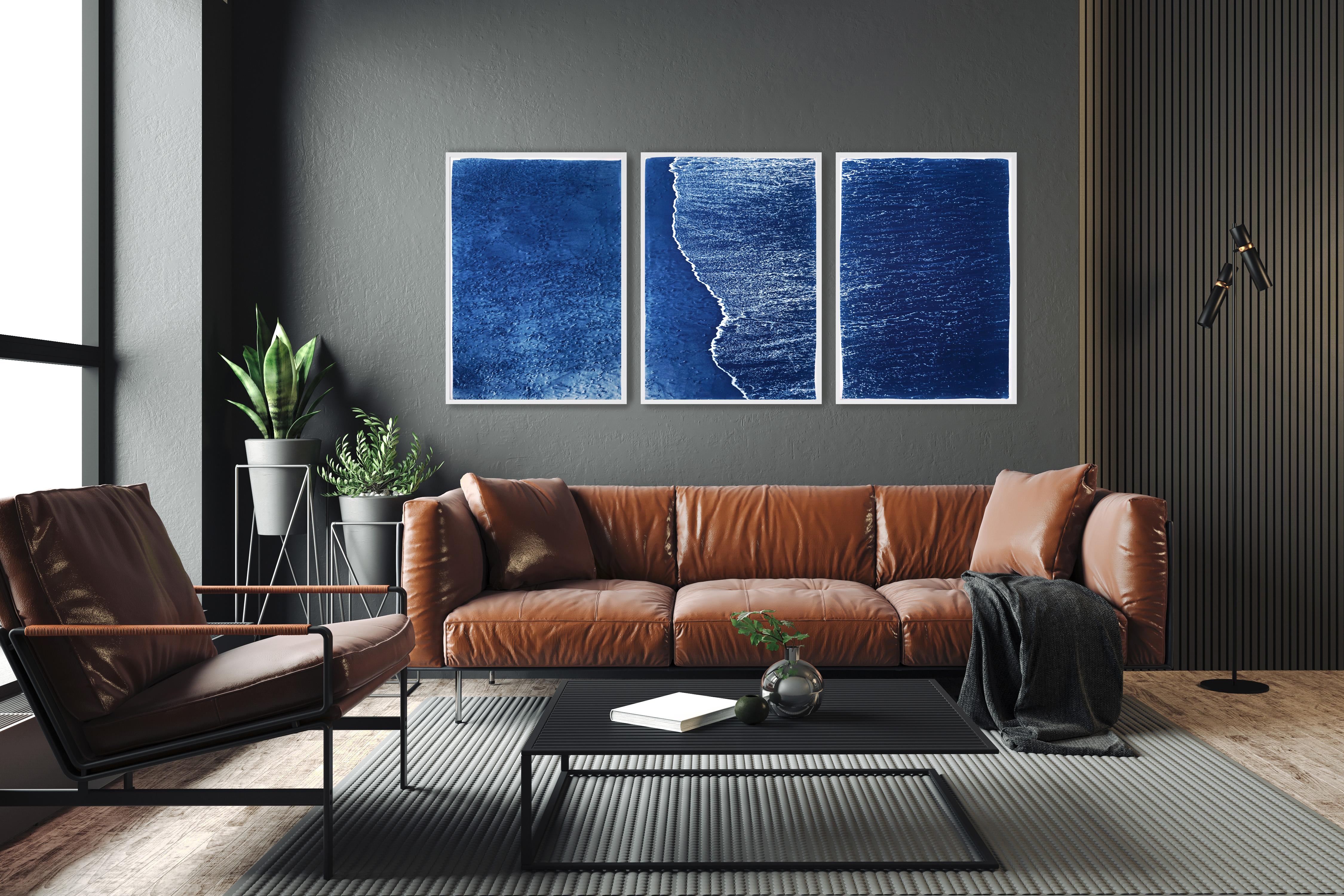 Trittico minimale di una costa calma del Costa Rica, cianotipia fatta a mano su carta, blu - Print di Kind of Cyan