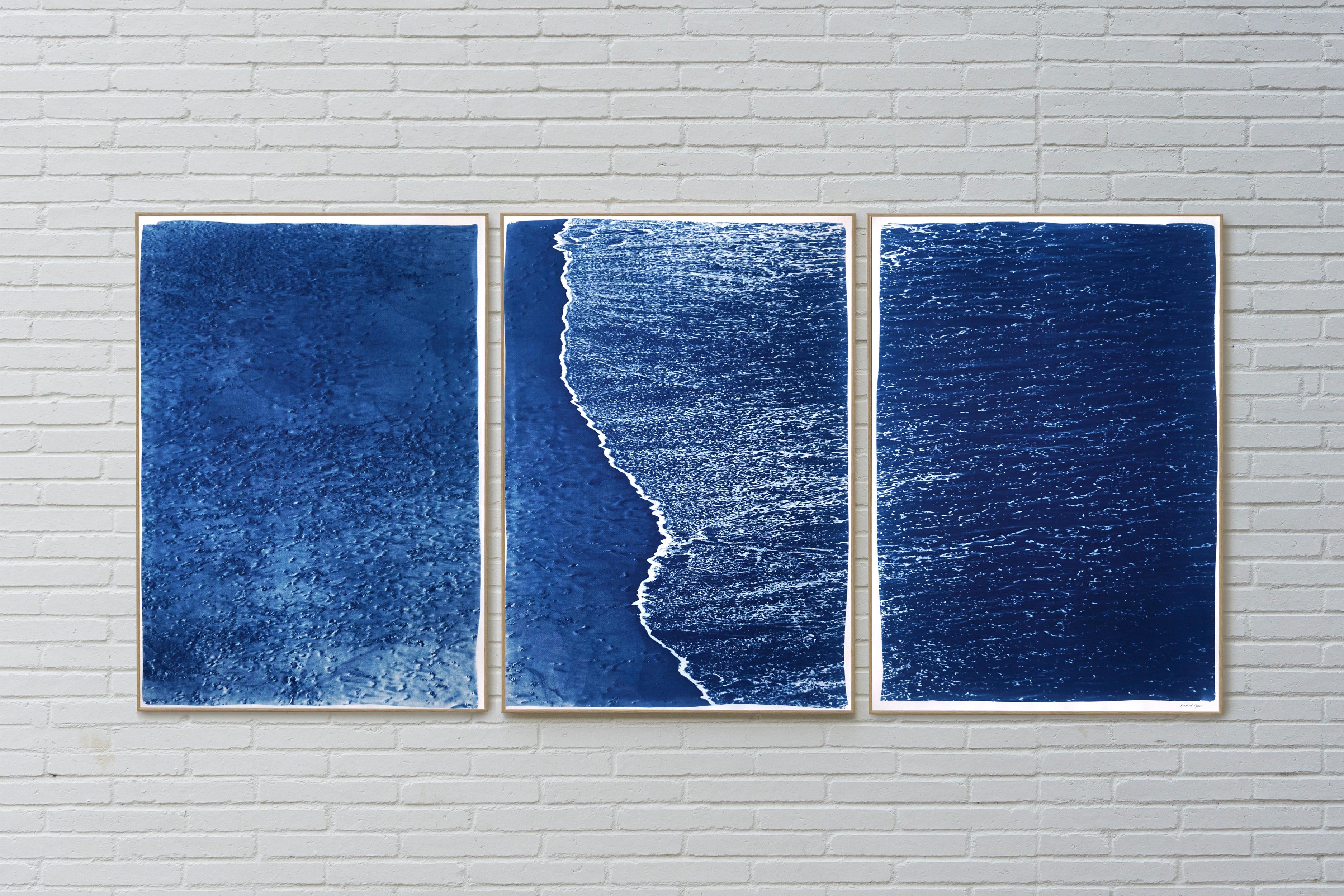 Trittico minimale di una costa calma del Costa Rica, cianotipia fatta a mano su carta, blu - Print Realismo di Kind of Cyan