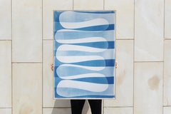 Minimalistische Cyanotype Monotypie, gewellte Streifen in Blautönen, Horizontabstraktion
