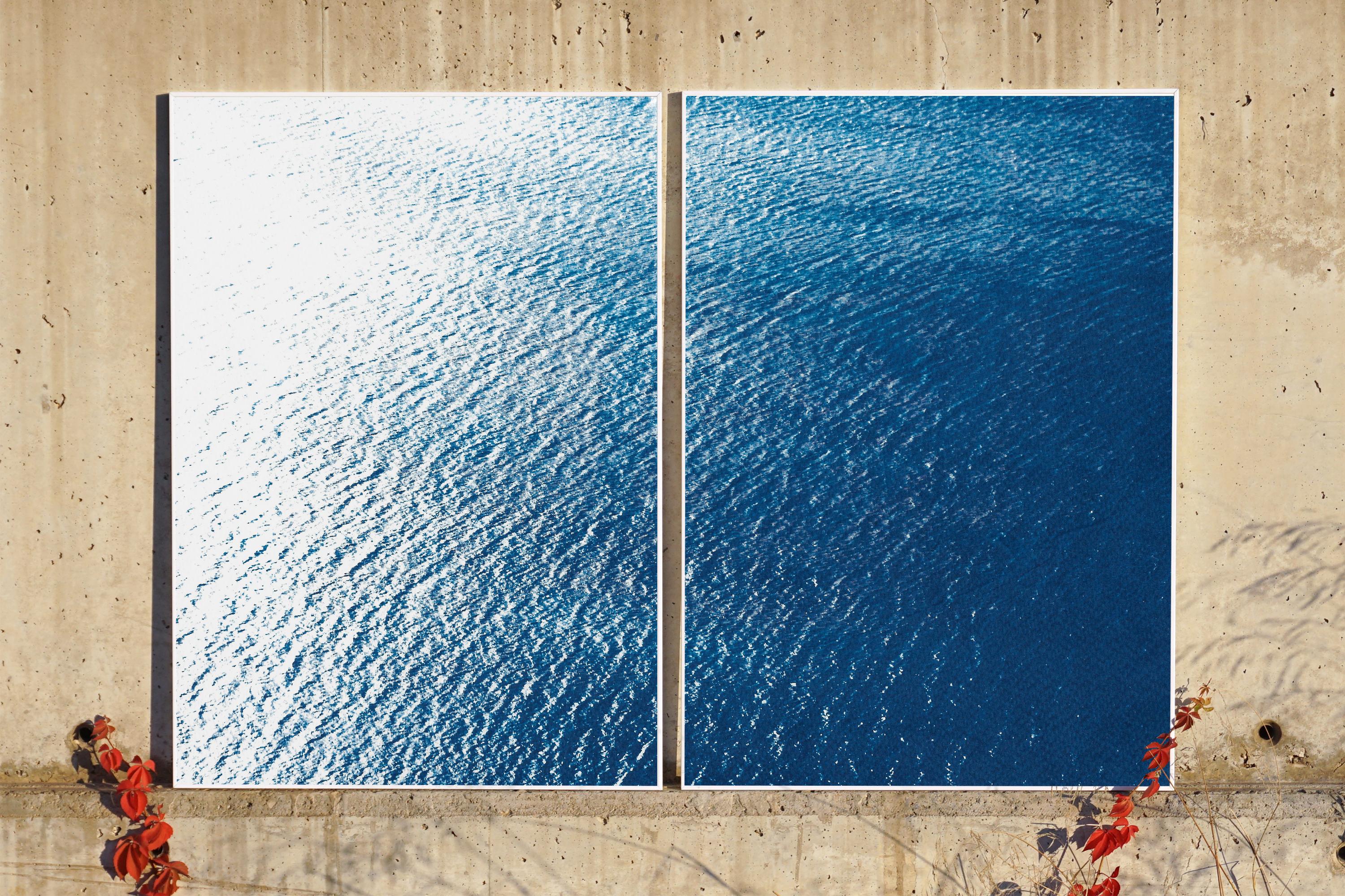 Diptyque nautique de la baie de Smooth dans la Méditerranée, cyanotype des eaux zen, papier - Painting de Kind of Cyan