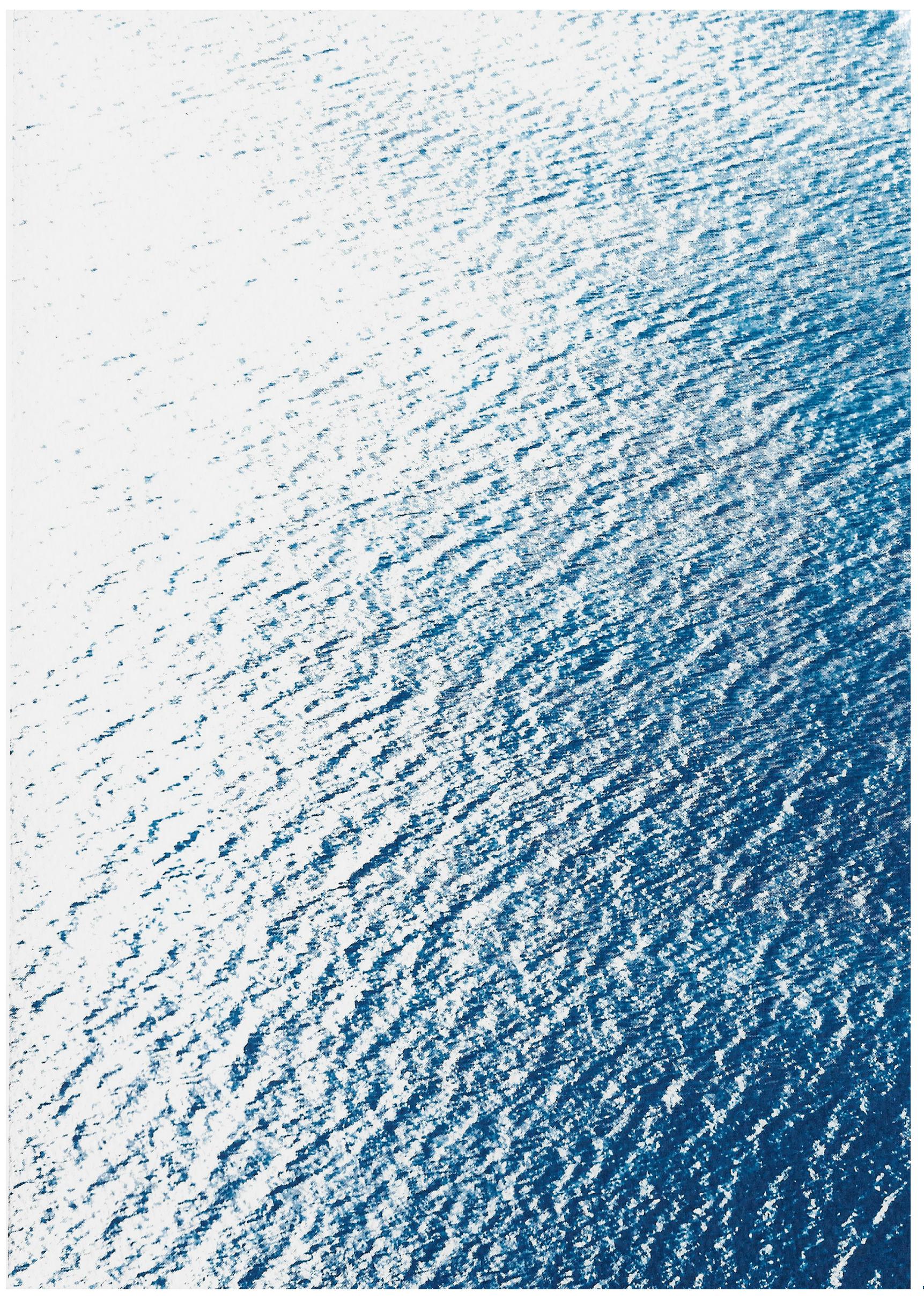 Diptyque nautique de la baie de Smooth dans la Méditerranée, cyanotype des eaux zen, papier - Bleu Landscape Painting par Kind of Cyan