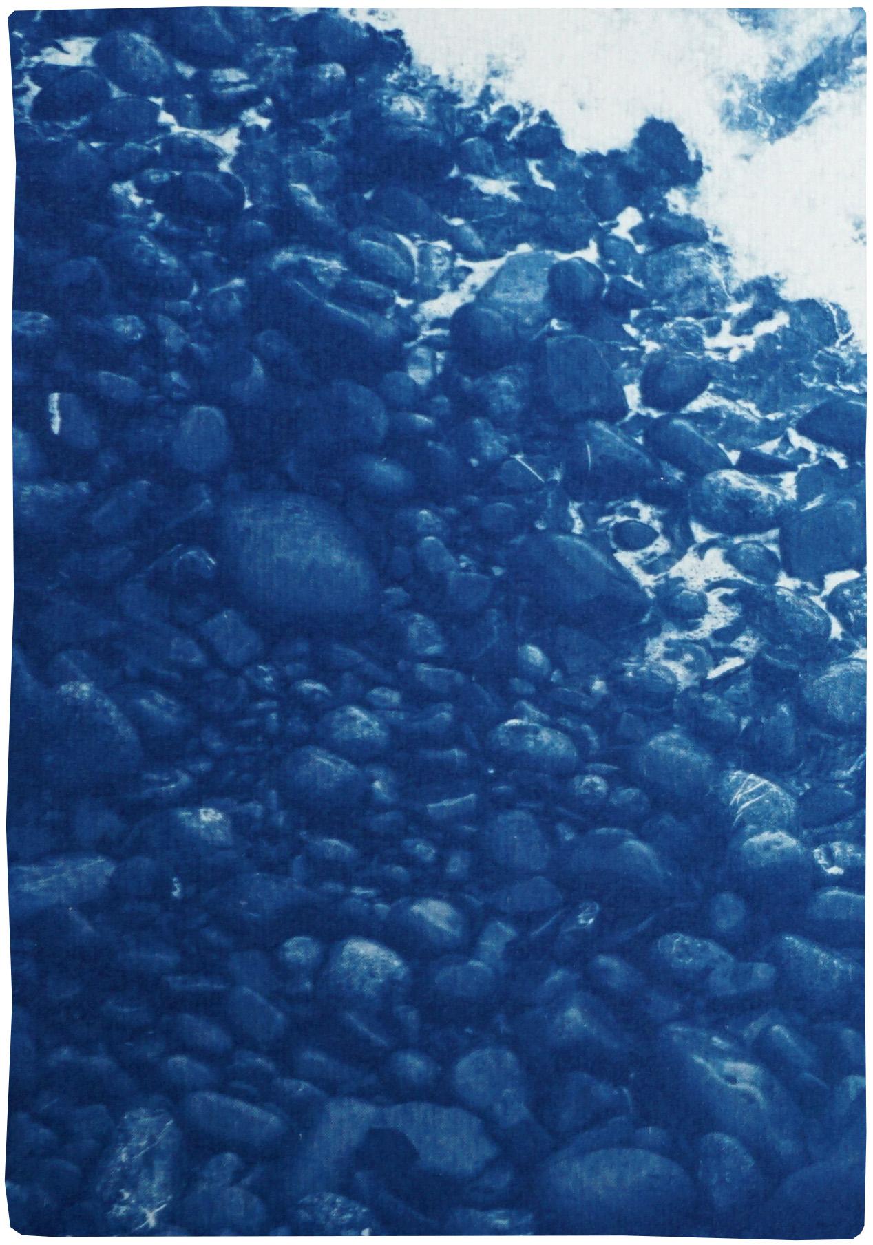 Triptyque nautique Plage de galets bleue Cyanotype fait à la main, papier aquarelle - Réalisme américain Photograph par Kind of Cyan