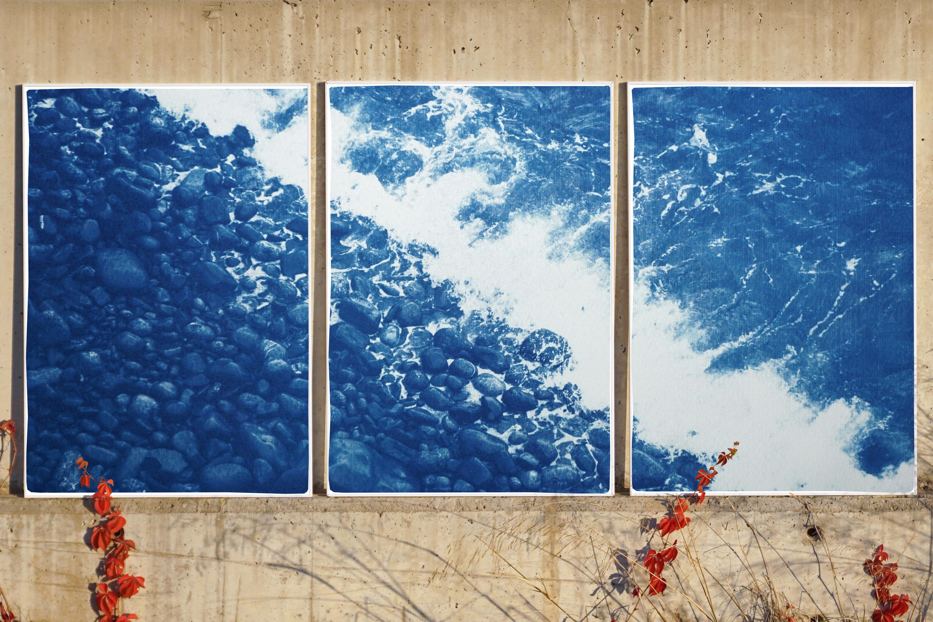 Triptyque nautique Plage de galets bleue Cyanotype fait à la main, papier aquarelle en vente 1