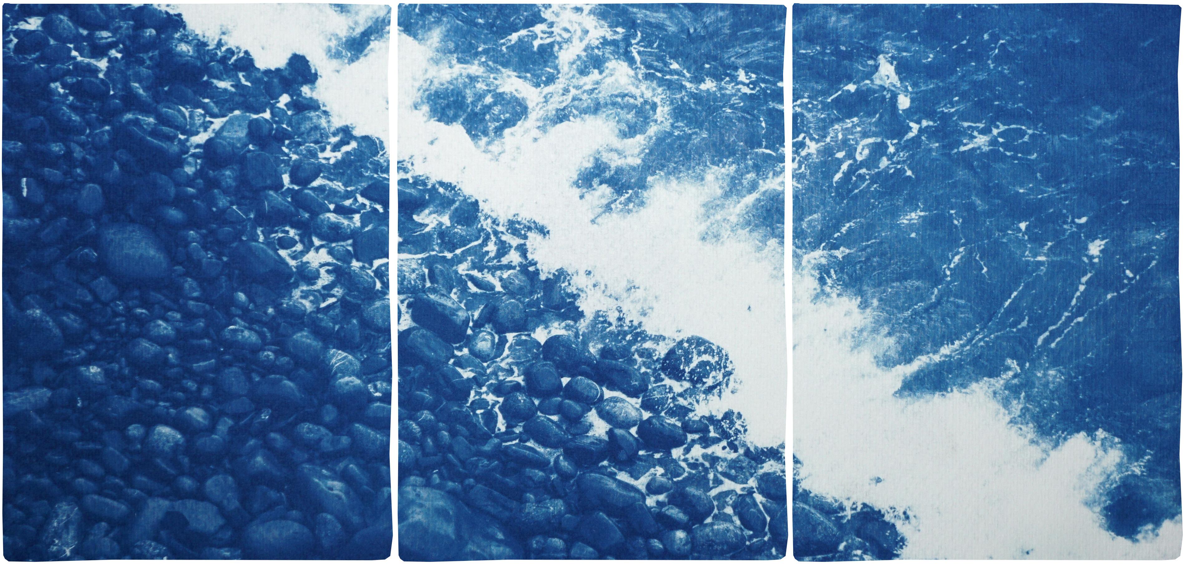 Landscape Photograph Kind of Cyan - Triptyque nautique Plage de galets bleue Cyanotype fait à la main, papier aquarelle