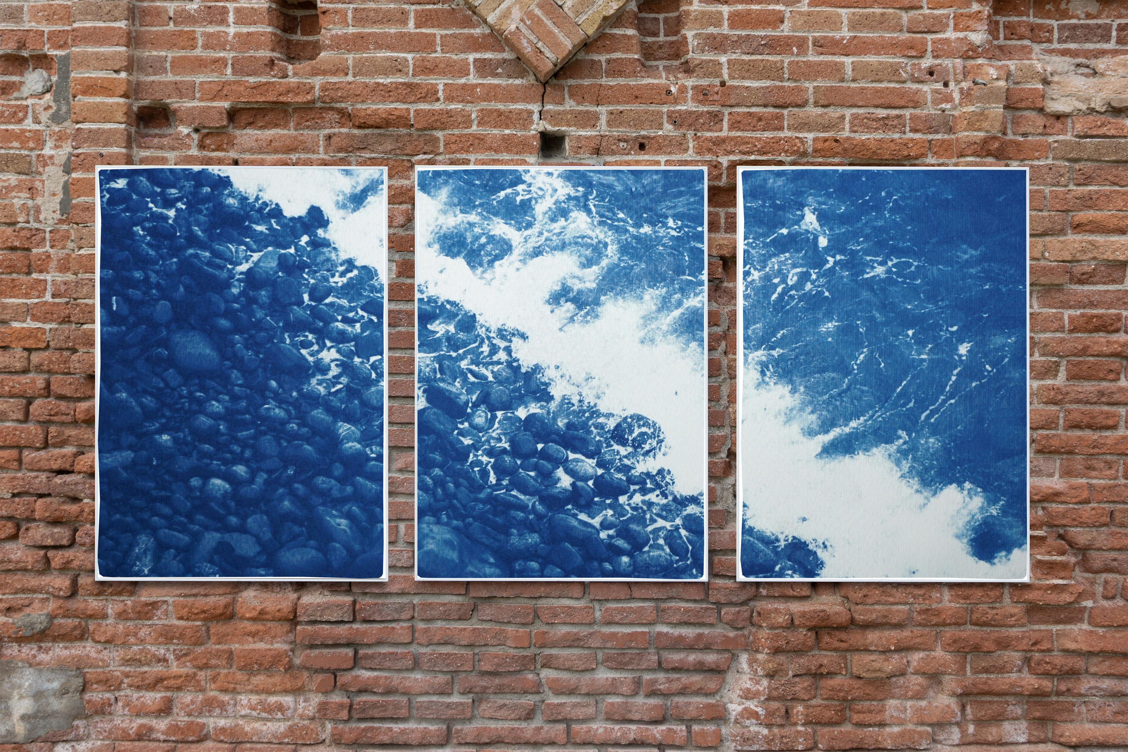 Triptyque de plages nautiques bleues britanniques avec galets, cyanotype fait à la main, papier aquarelle en vente 1