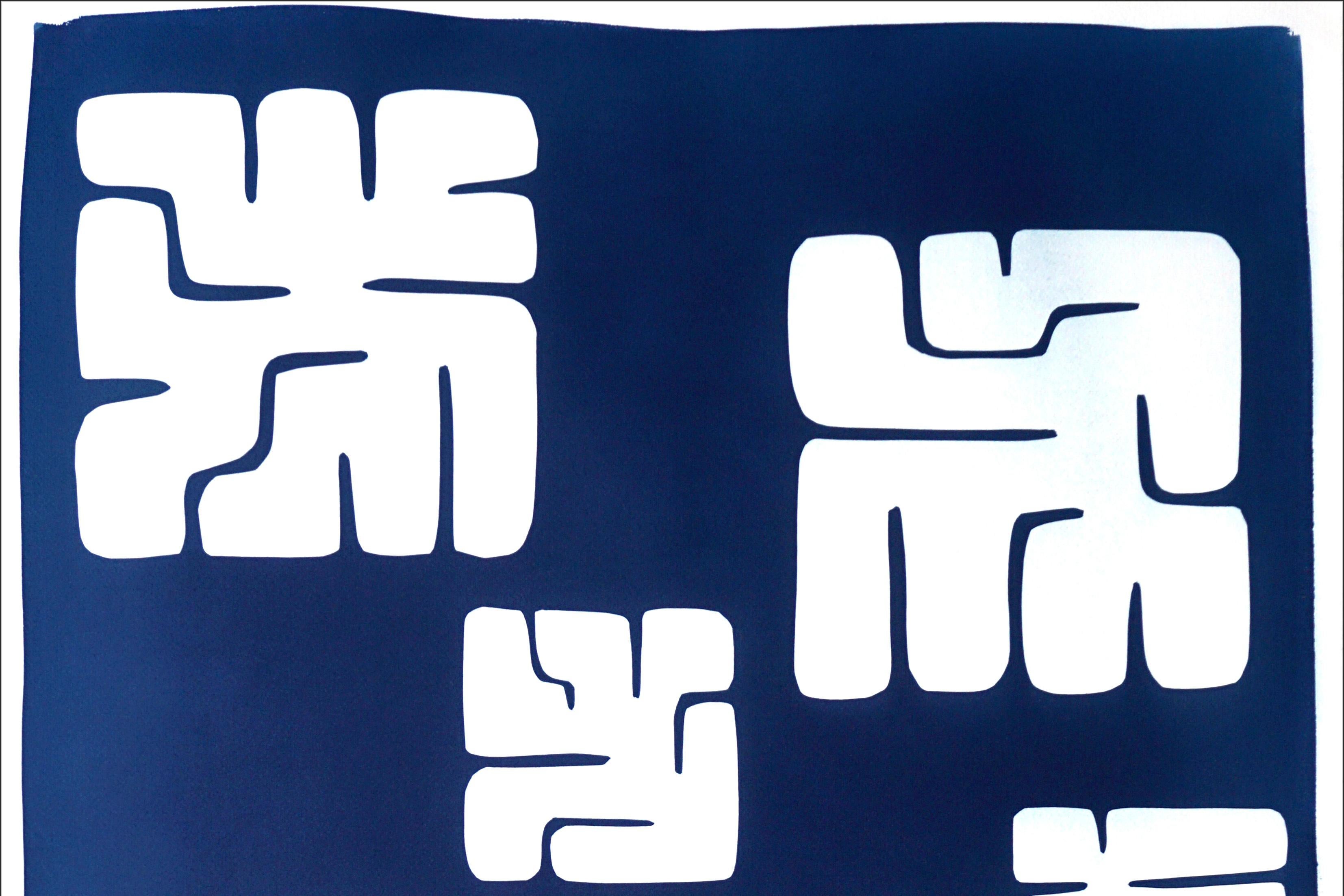 Nazca Styles Einzigartige Monotypie auf Papier in Tiefblau, Maya-Blockfiguren, 2021  (Violett), Abstract Print, von Kind of Cyan