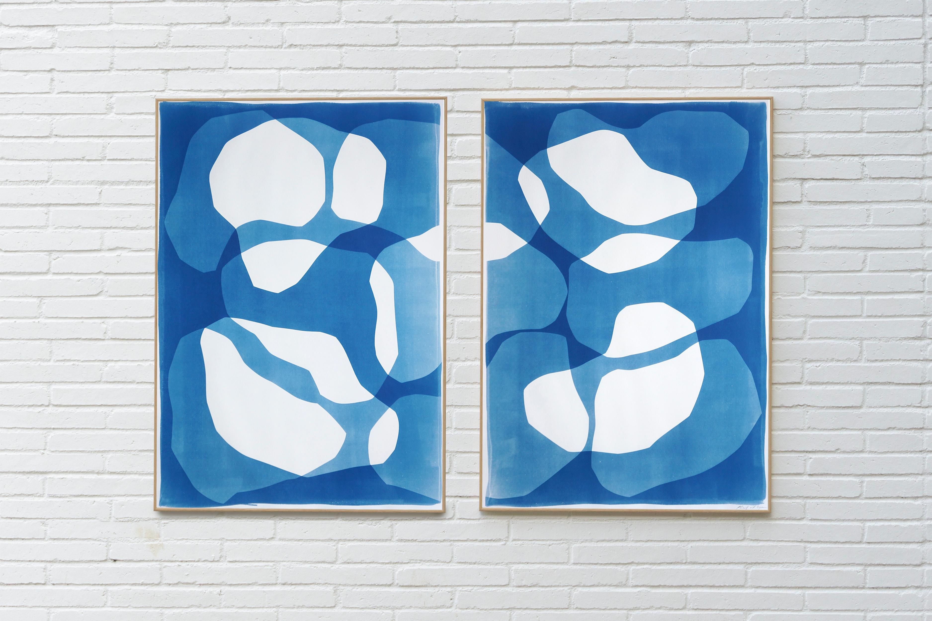 Masses en orbite, diptyque abstrait bleu et blanc, monotype cyanotype sur papier - Photograph de Kind of Cyan
