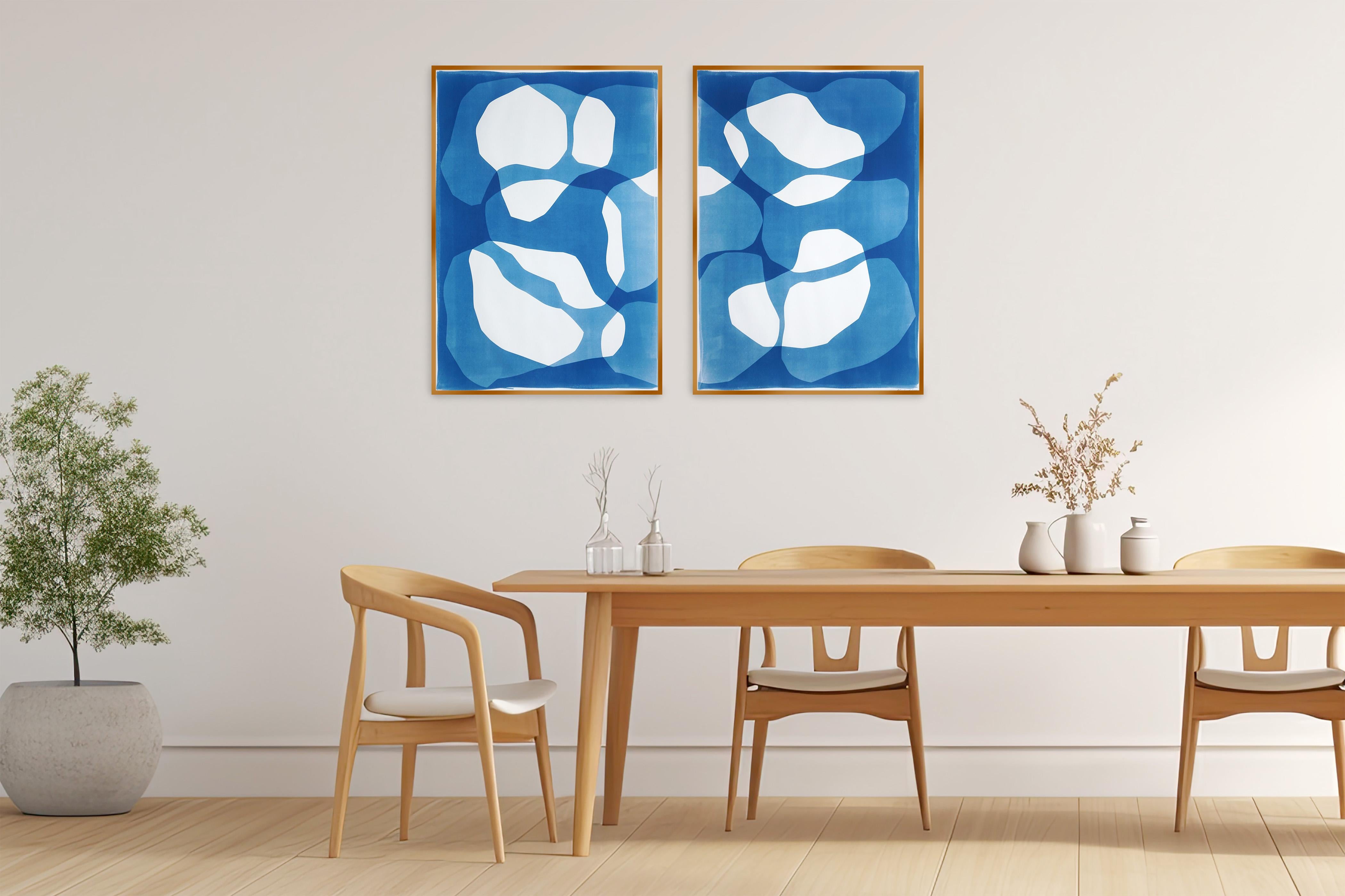 Masses en orbite, diptyque abstrait bleu et blanc, monotype cyanotype sur papier - Contemporain Photograph par Kind of Cyan