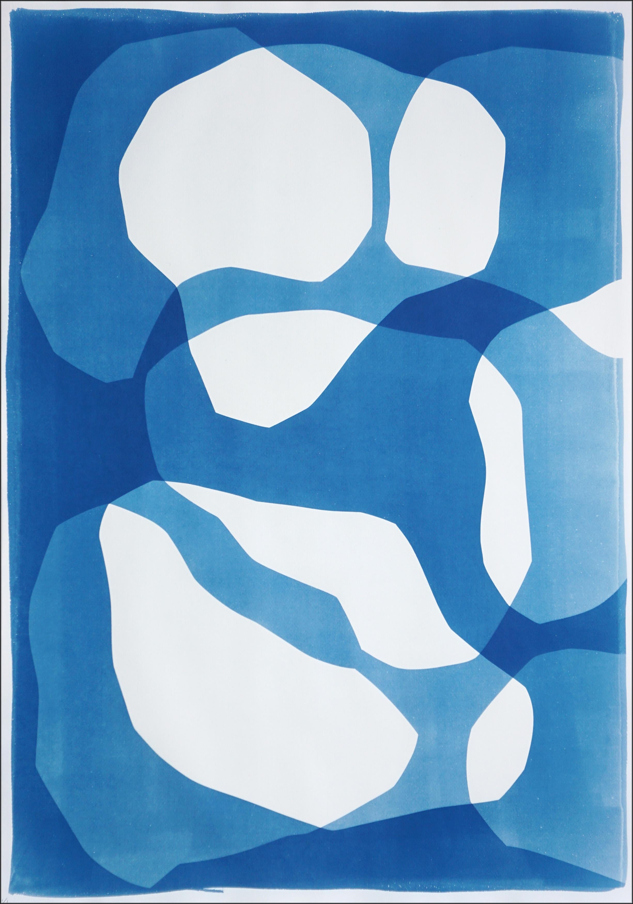 Masses en orbite, diptyque abstrait bleu et blanc, monotype cyanotype sur papier - Bleu Abstract Photograph par Kind of Cyan