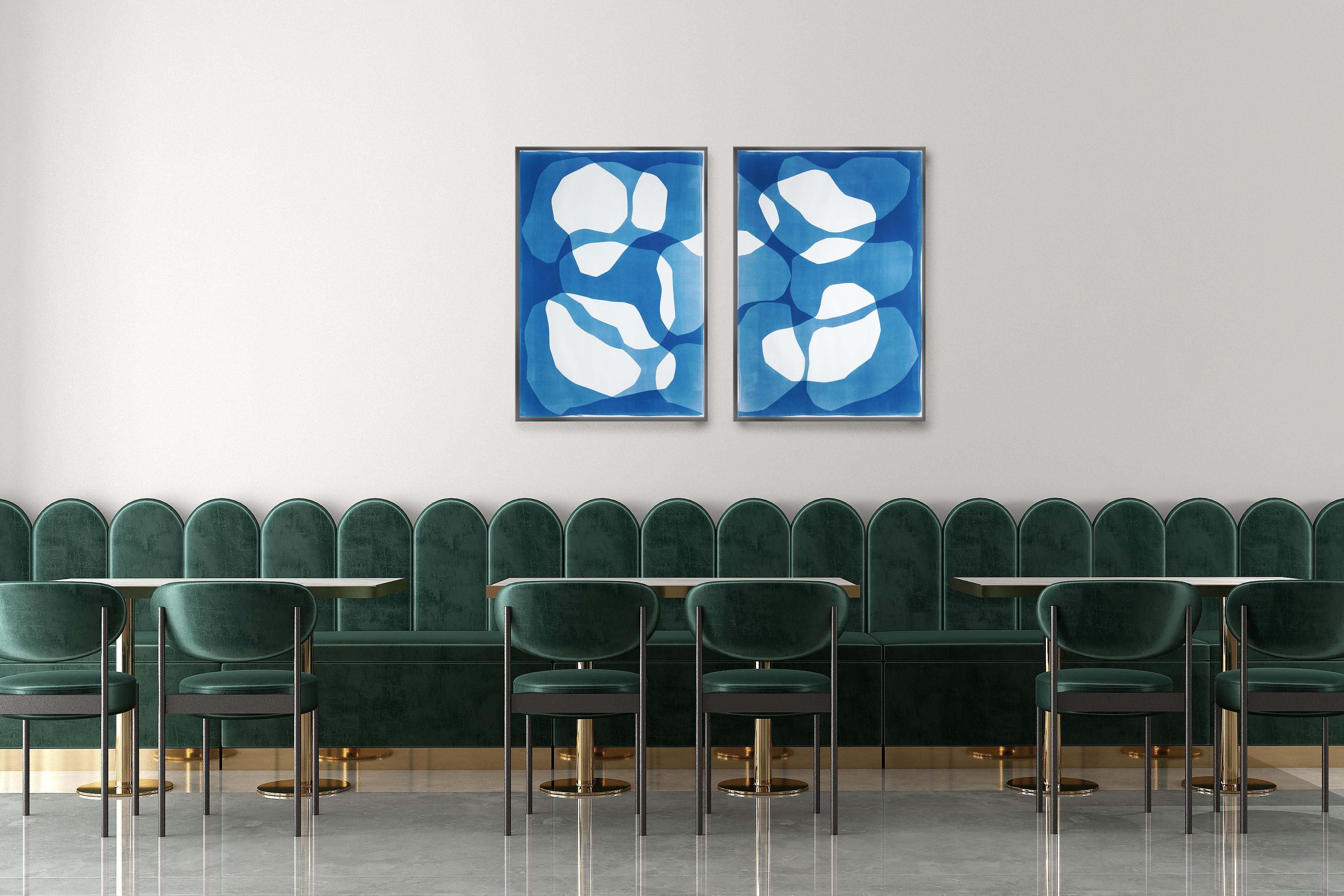 Masses en orbite, diptyque abstrait bleu et blanc, monotype cyanotype sur papier en vente 1