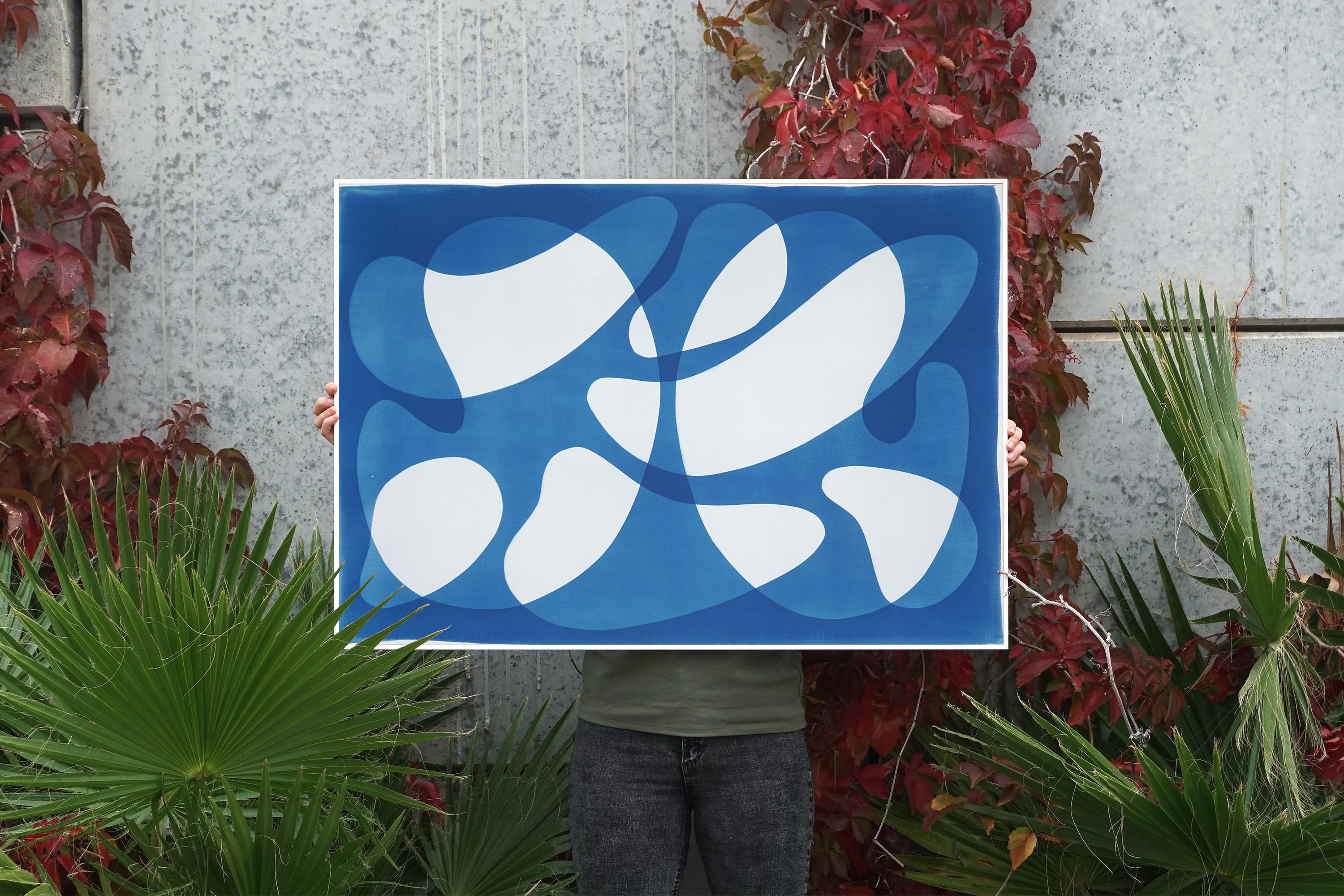 Formas orgánicas flotantes de mediados de siglo en tonos azules, monotipo cianotipia sobre papel - Photograph de Kind of Cyan