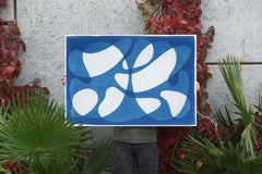 Formas orgánicas flotantes de mediados de siglo en tonos azules, monotipo cianotipia sobre papel