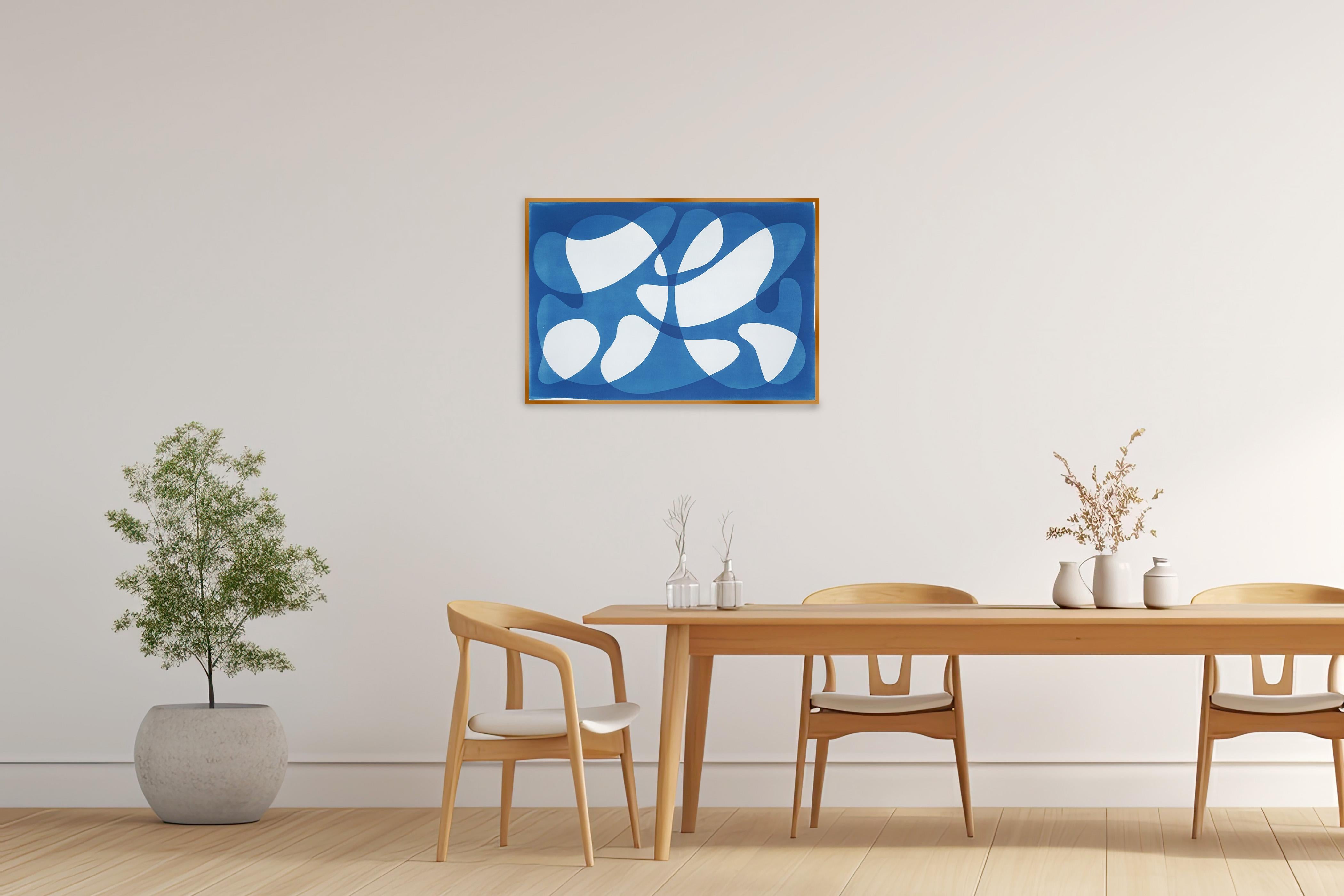 Formas orgánicas flotantes de mediados de siglo en tonos azules, monotipo cianotipia sobre papel - Abstract Photograph Azul de Kind of Cyan