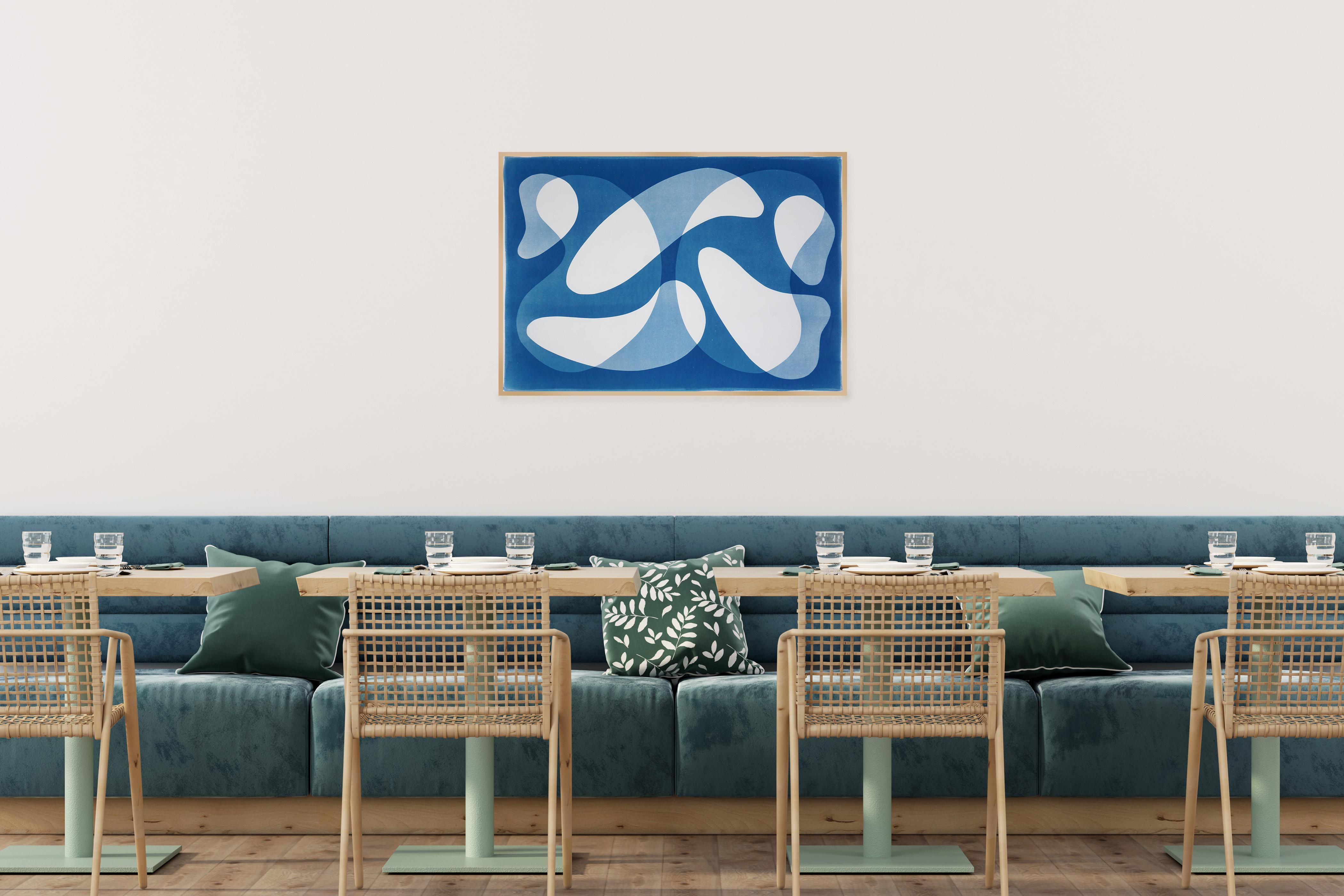 Formas de mediados de siglo XIII  es un cautivador monotipo de cianotipia que se inspira en el lenguaje visual de la abstracción de mediados de siglo. Con formas fluidas y entrelazadas en ricos azules de Prusia y suaves degradados tonales, esta
