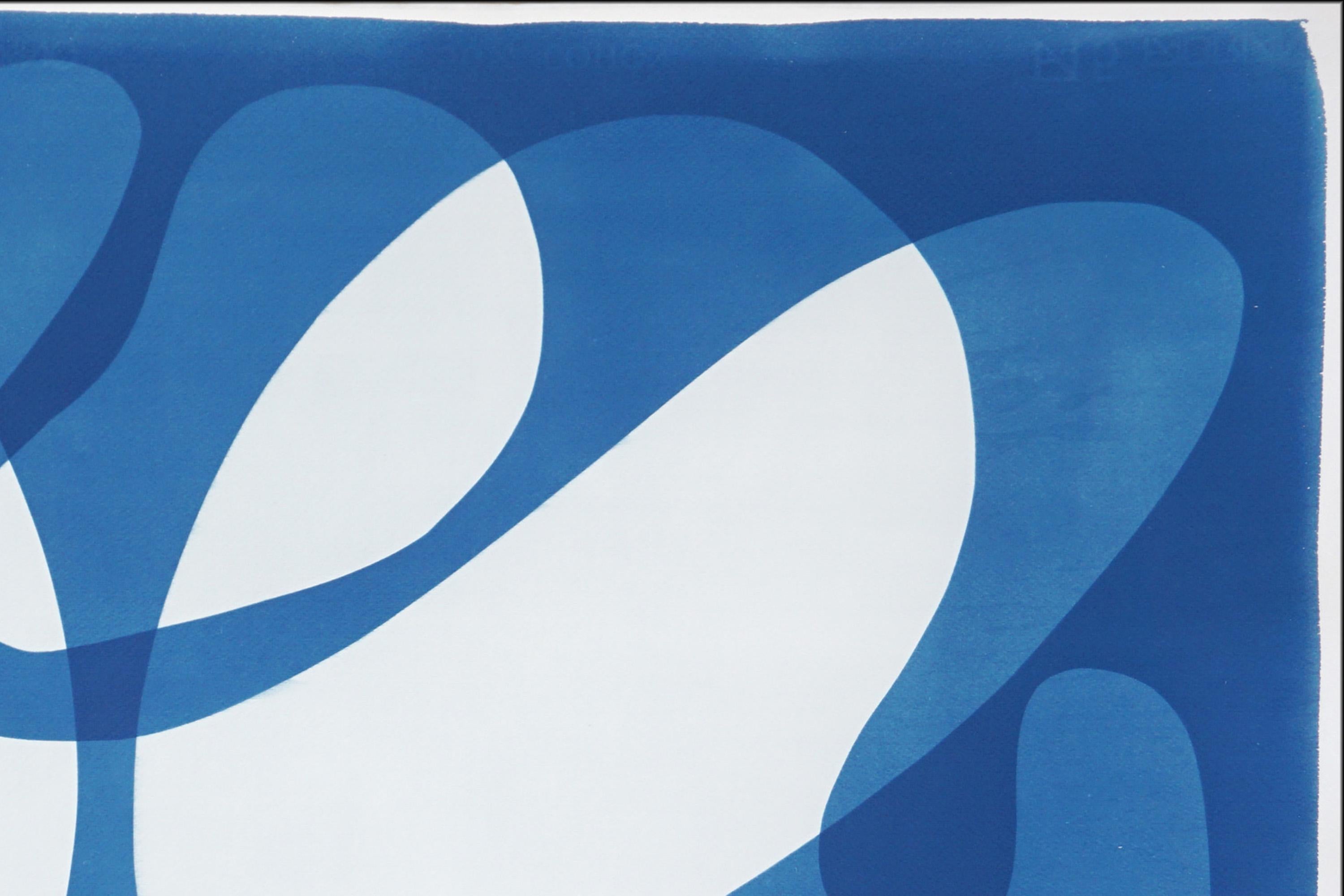 Formas orgánicas flotantes de mediados de siglo en tonos azules, monotipo cianotipia sobre papel en venta 2