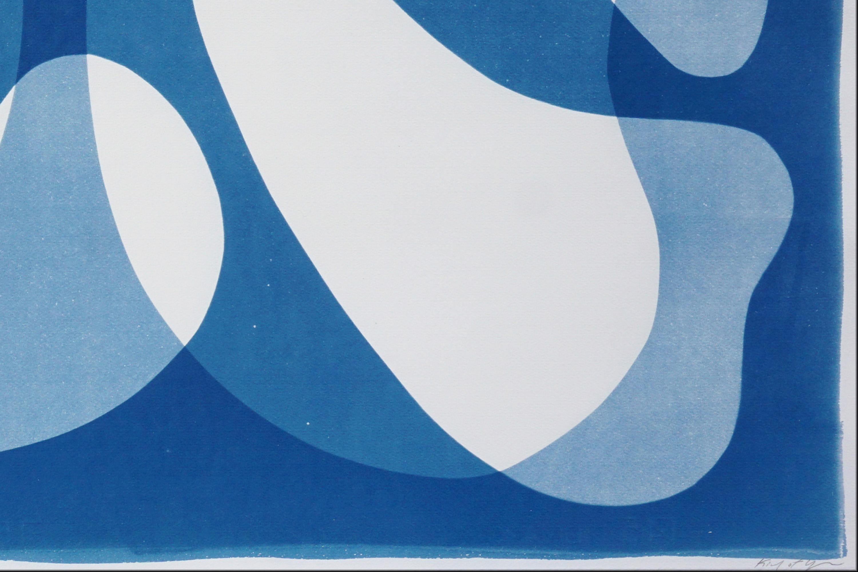 Formas orgánicas flotantes de mediados de siglo en tonos azules, monotipo cianotipia sobre papel en venta 3