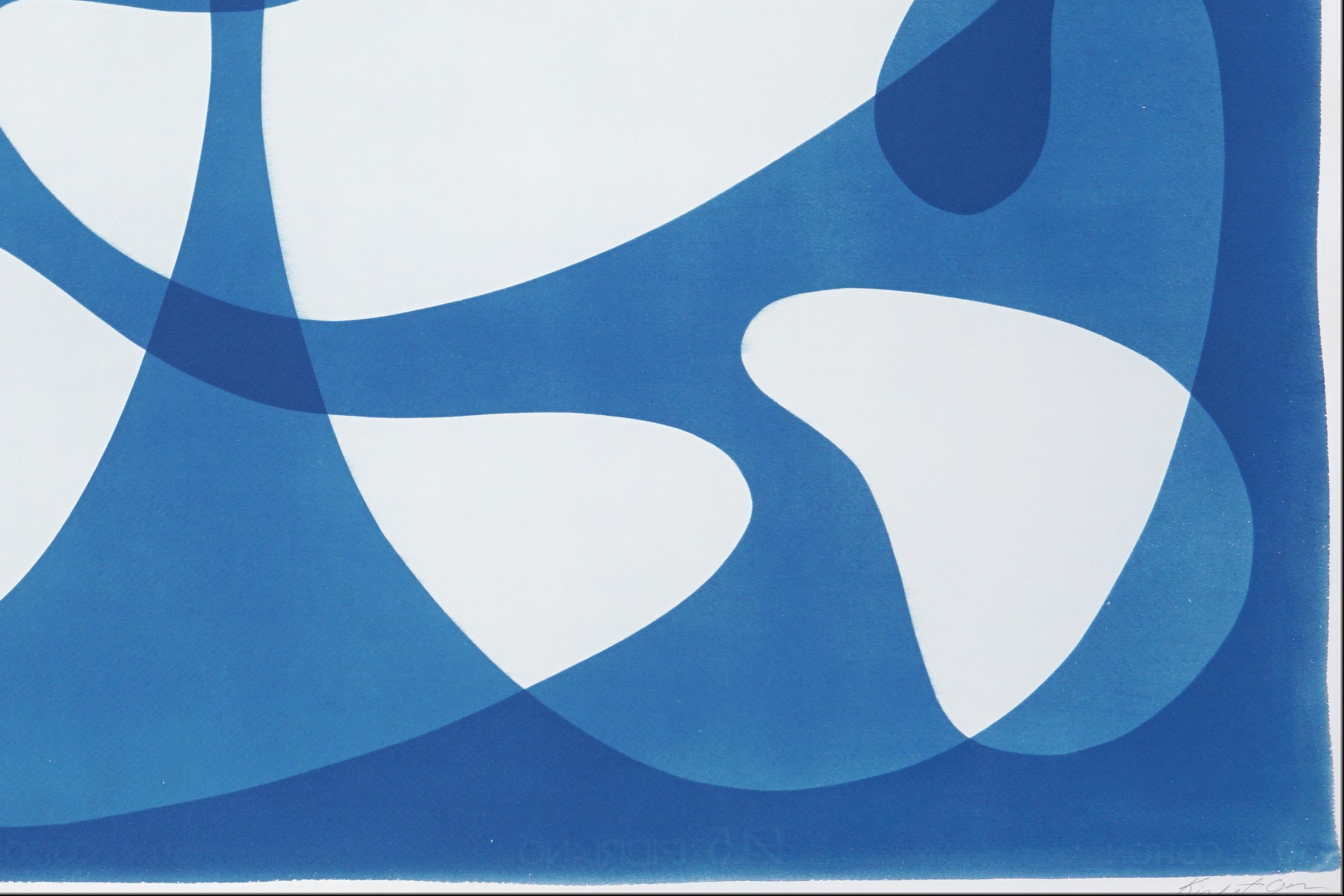 Formas orgánicas flotantes de mediados de siglo en tonos azules, monotipo cianotipia sobre papel en venta 3