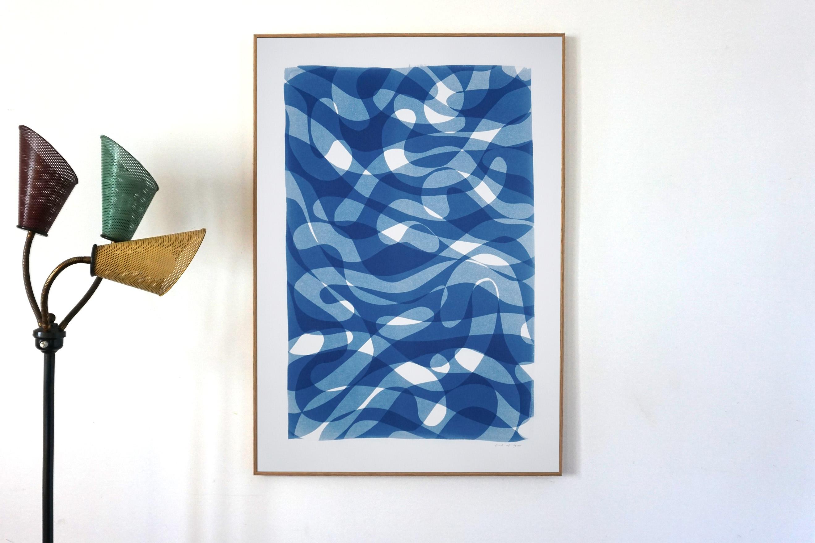 Originaldruck von geschichteten Looping-Linien, weiße und blaue Monotypie, organische Formen – Print von Kind of Cyan