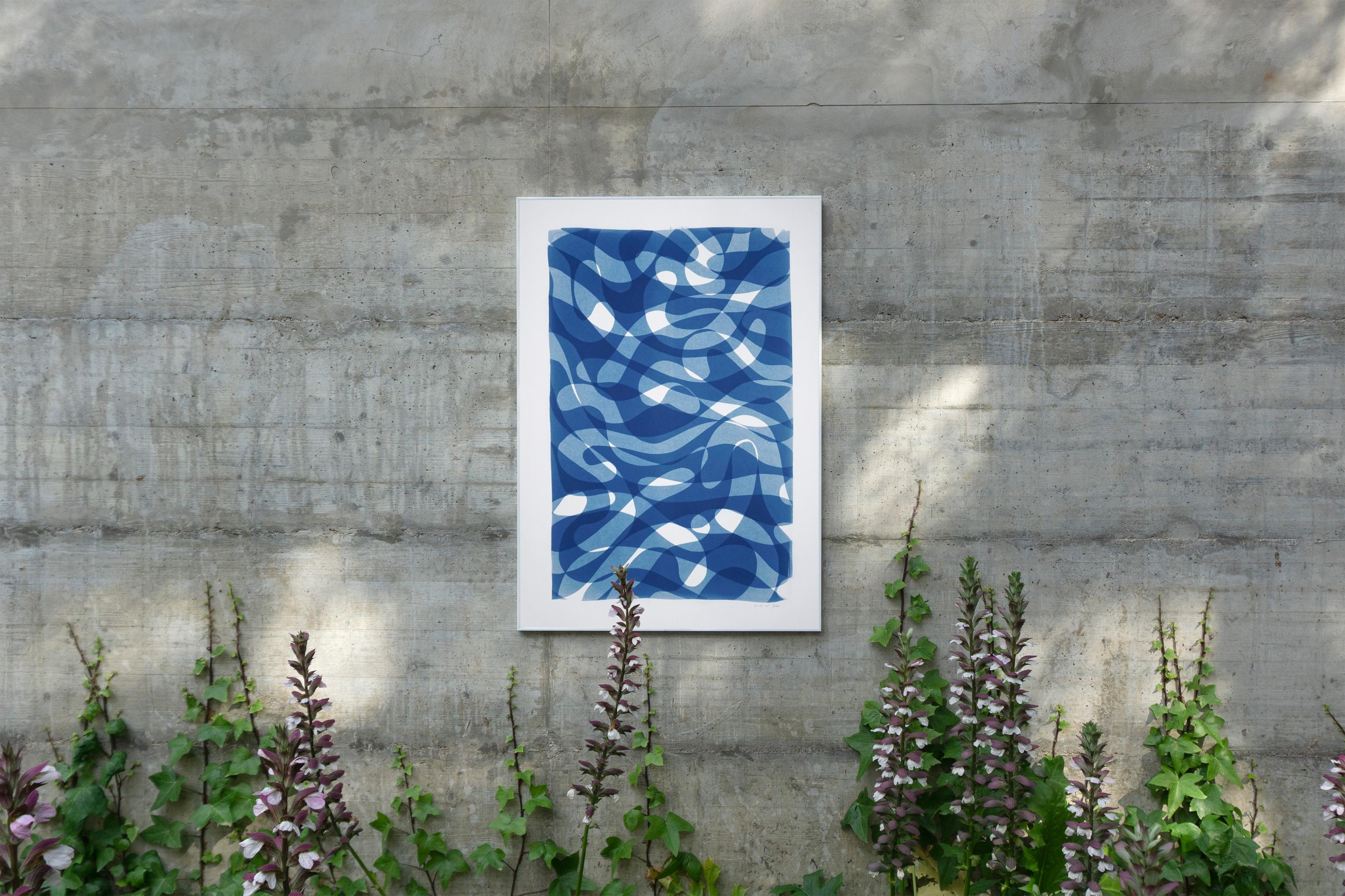 Originaldruck von geschichteten Looping-Linien, weiße und blaue Monotypie, organische Formen (Blau), Abstract Print, von Kind of Cyan