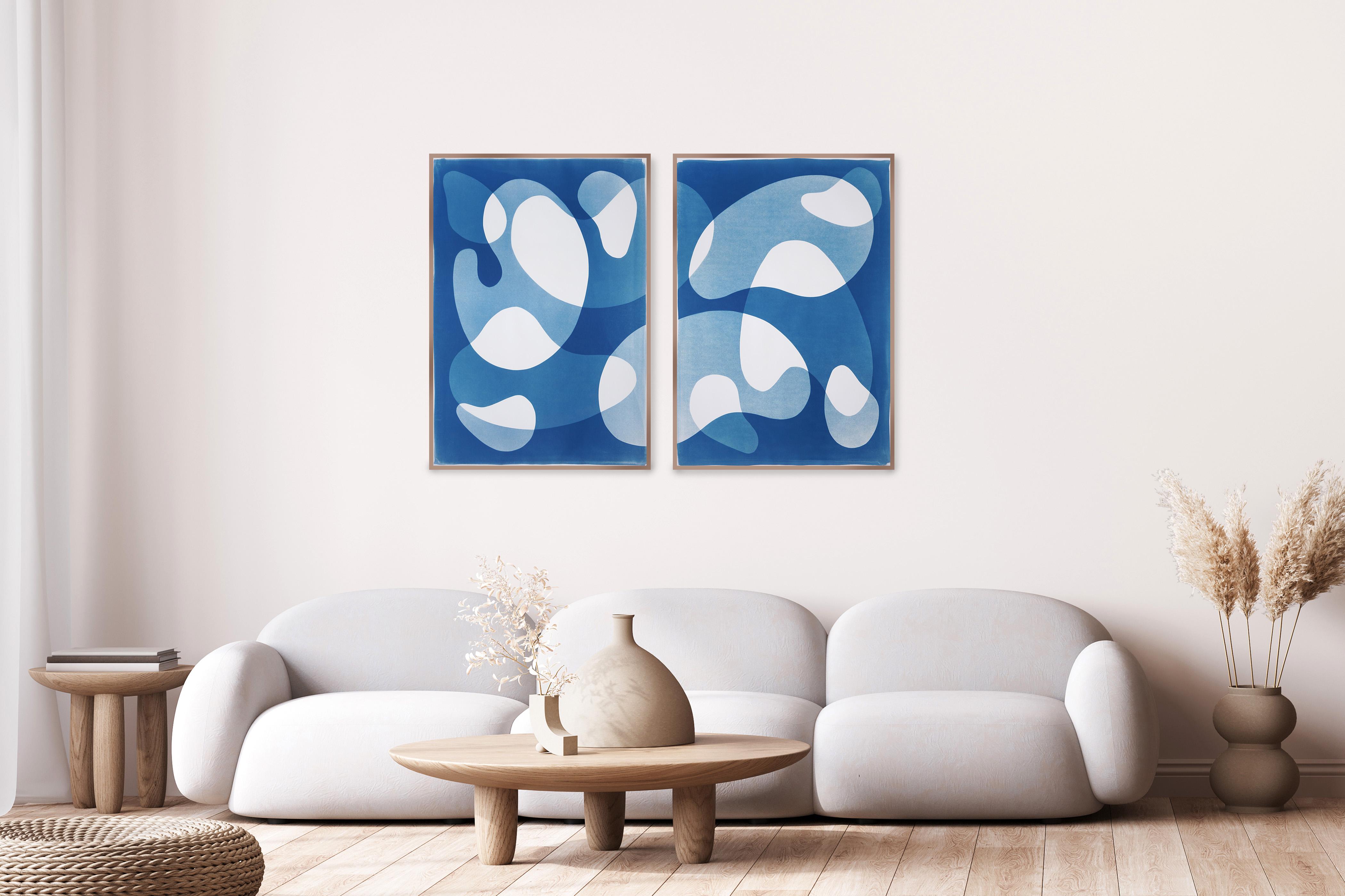 Chevauchements rétro, grand diptyque de cyanotypes, abstrait moderne, formes bleues flottantes - Naturalisme Print par Kind of Cyan