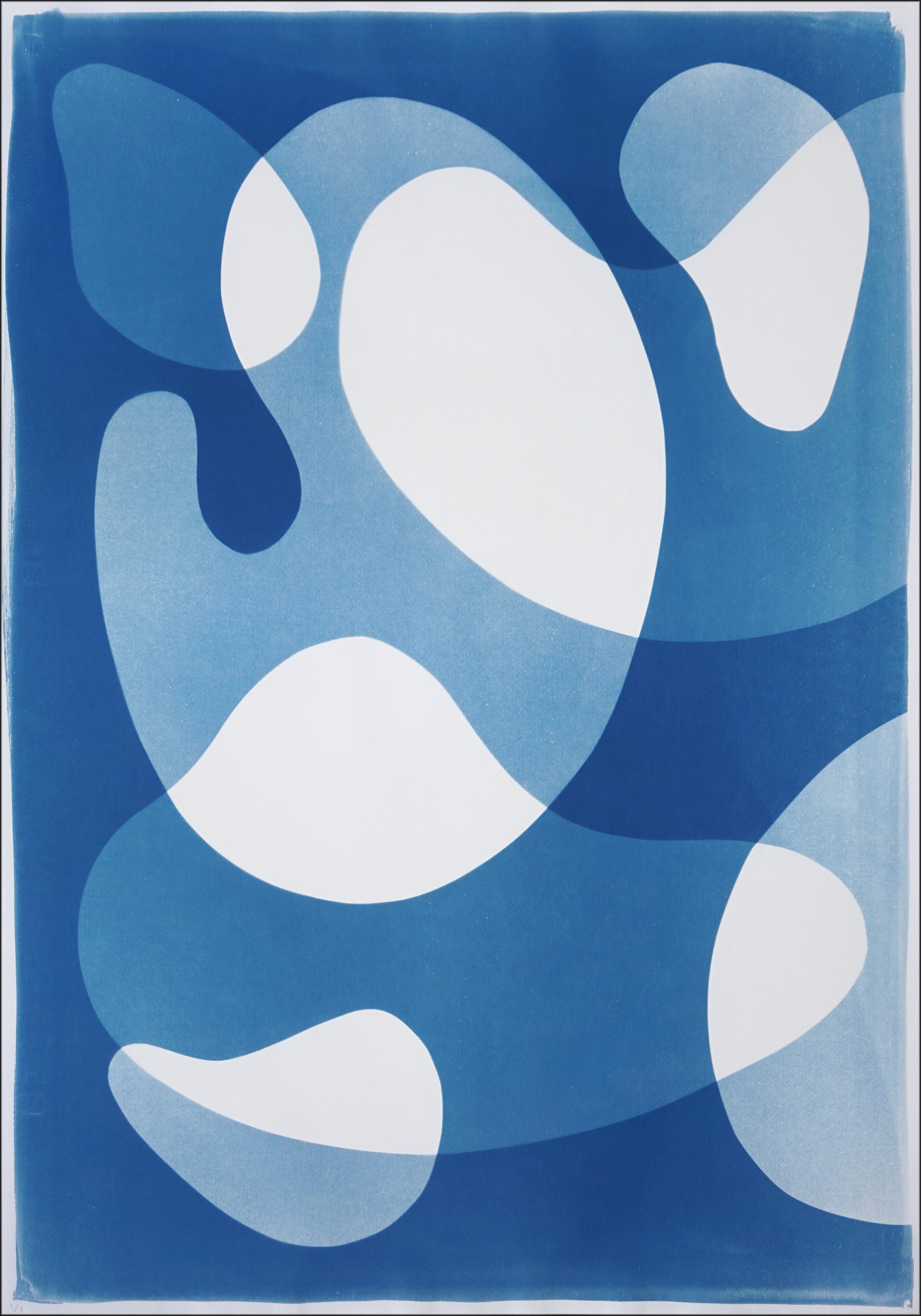 Chevauchements rétro, grand diptyque de cyanotypes, abstrait moderne, formes bleues flottantes - Bleu Abstract Print par Kind of Cyan