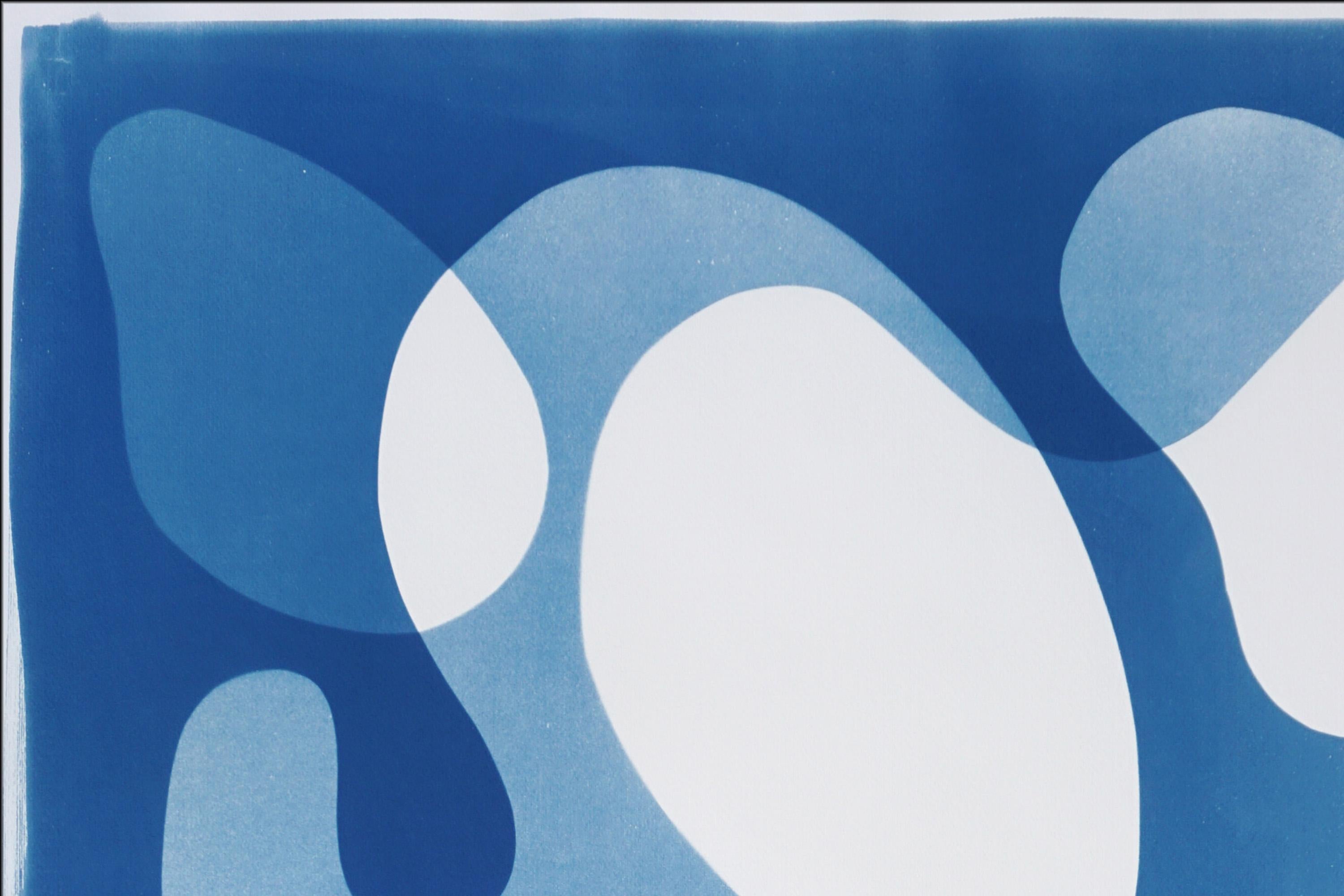 Chevauchements rétro, grand diptyque de cyanotypes, abstrait moderne, formes bleues flottantes en vente 2